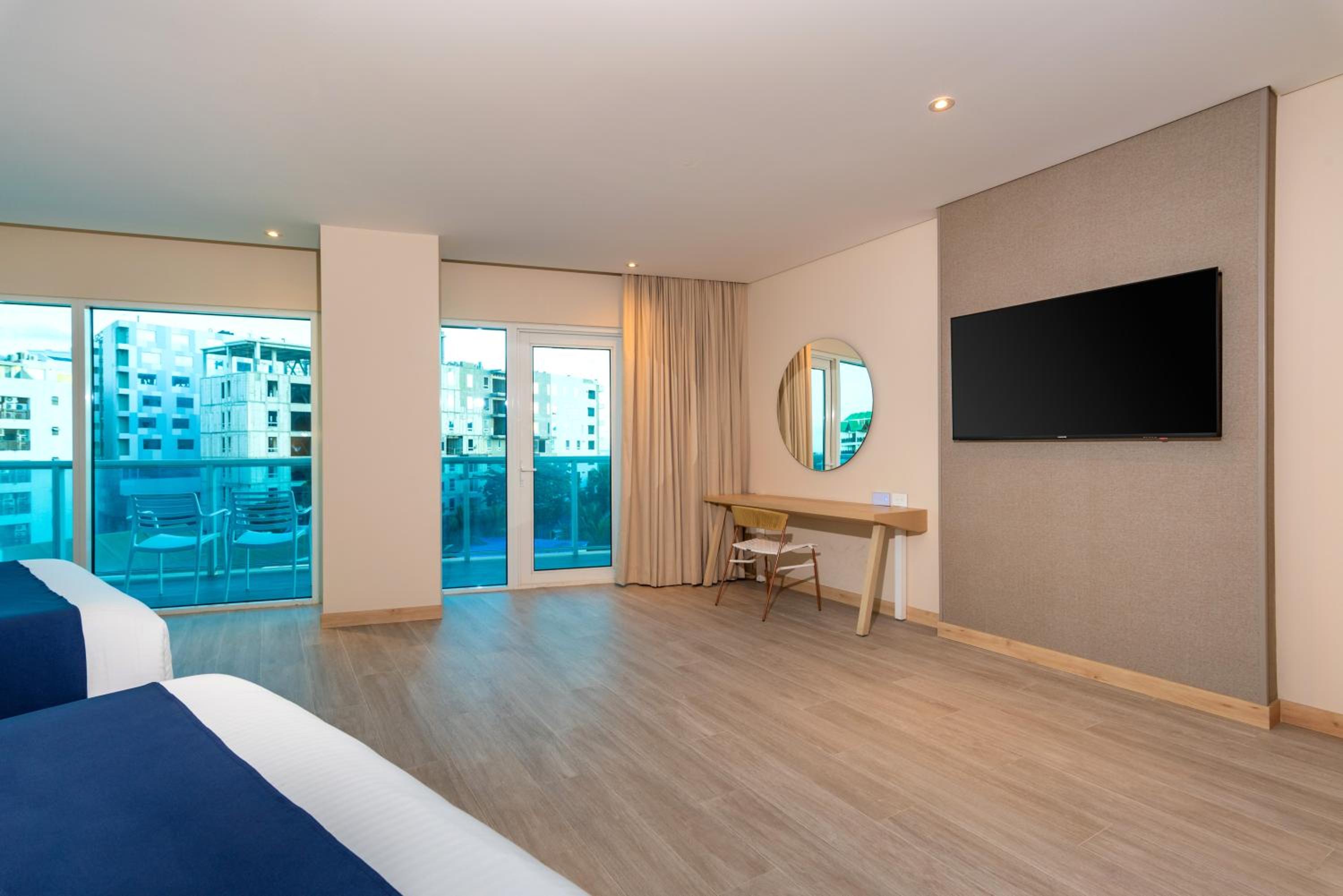 Junior Suite with Balcony - Photo 5