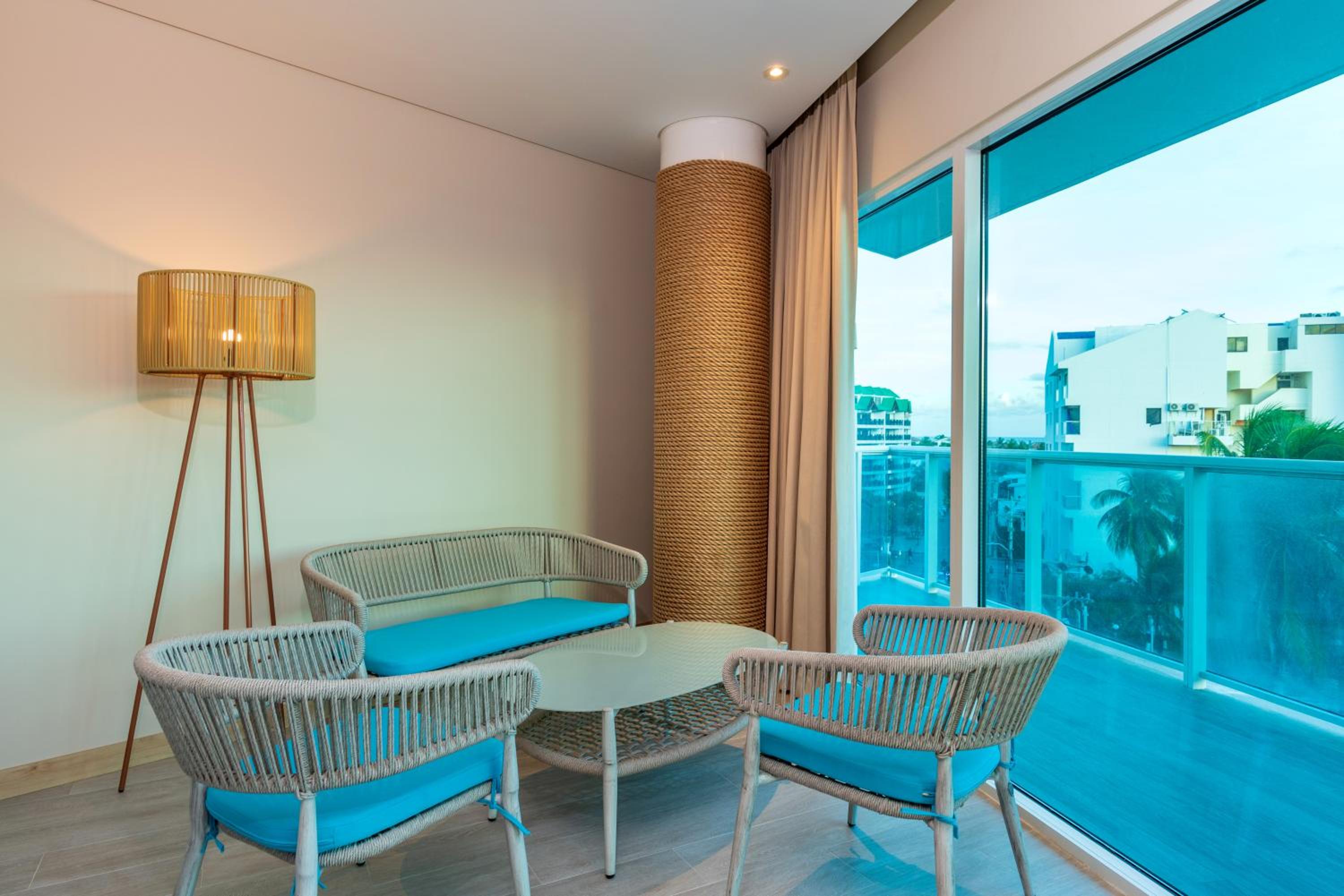 Junior Suite with Balcony - Photo 4
