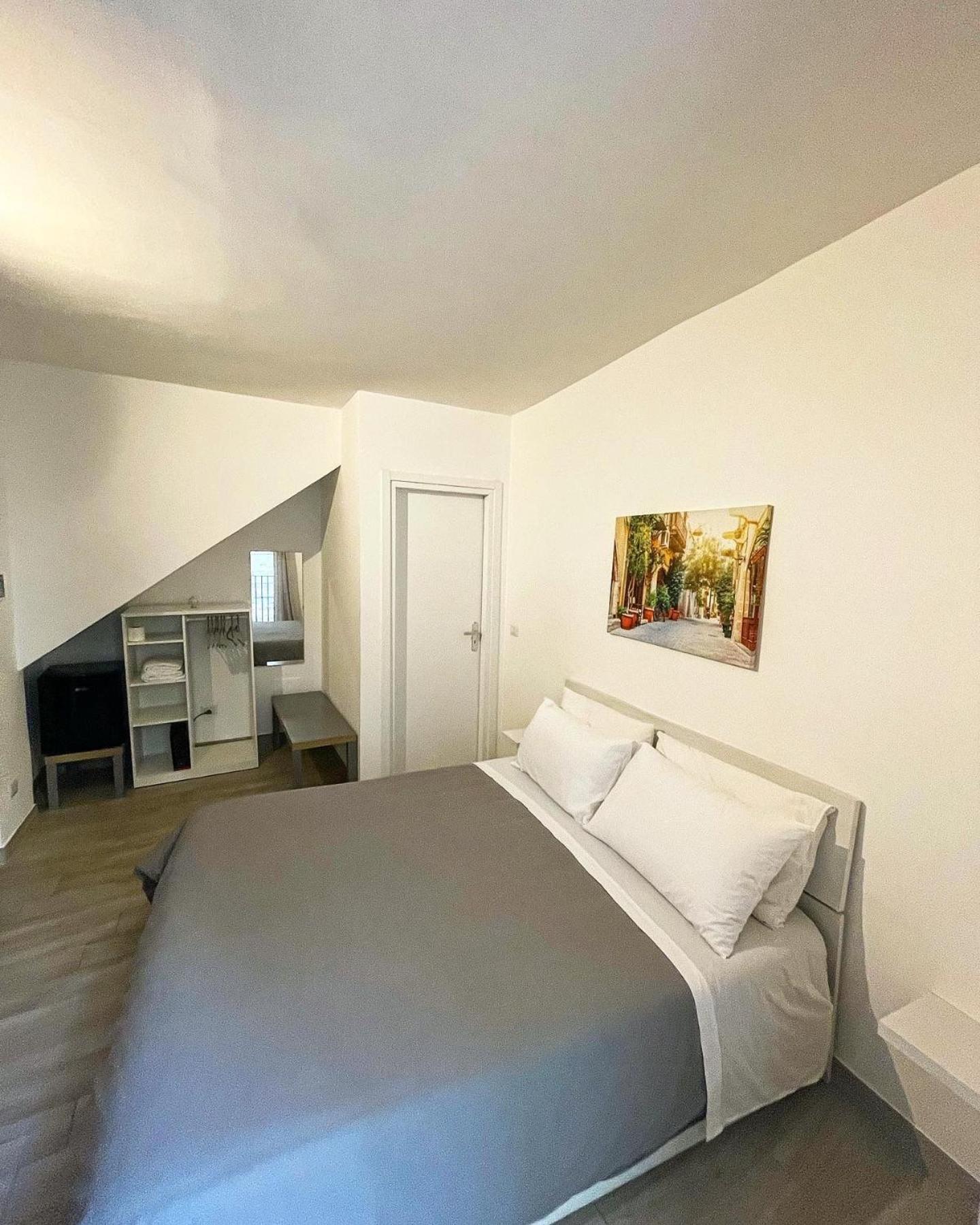 Double Room with Balcony - Photo 6