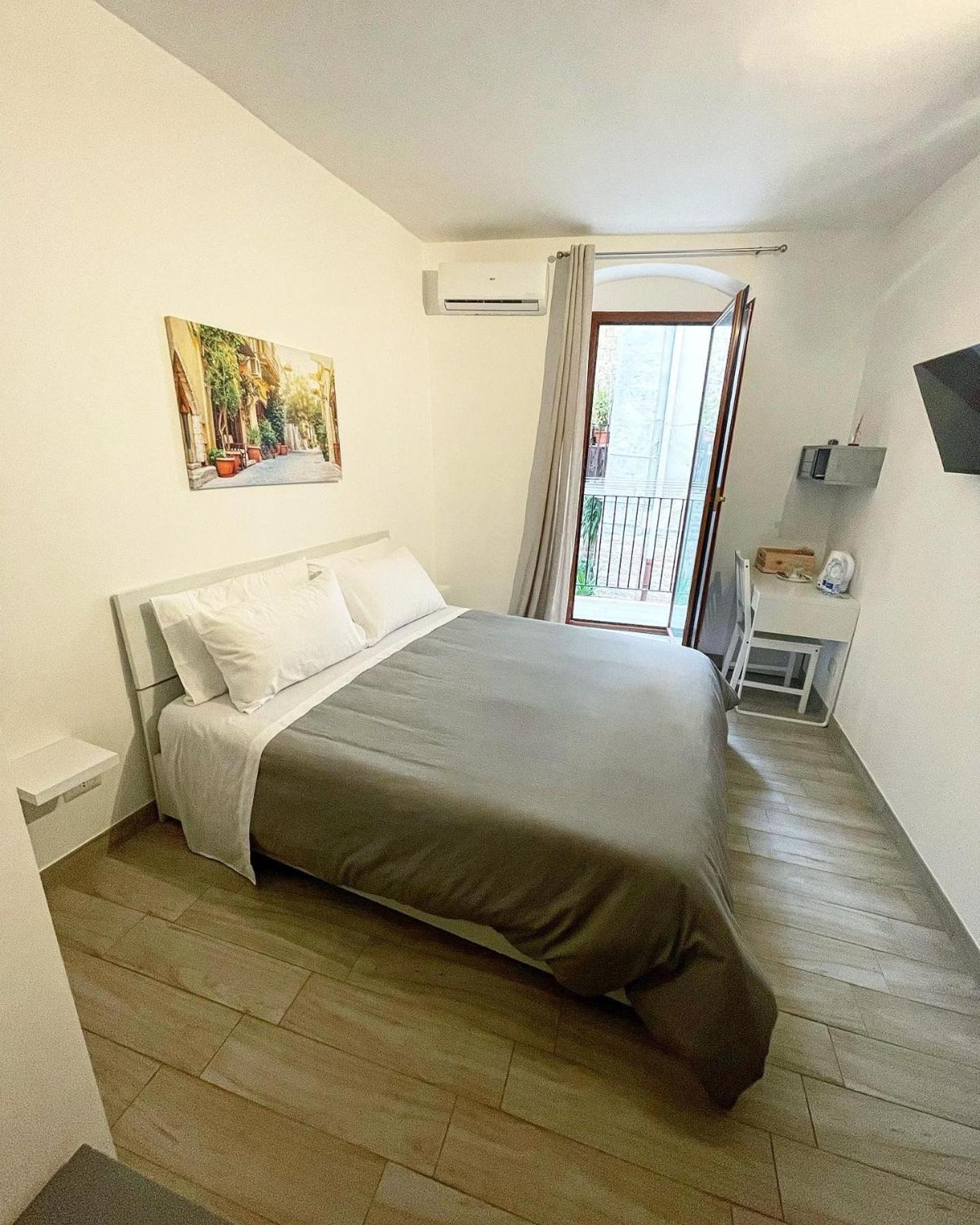 Double Room with Balcony - Photo 1