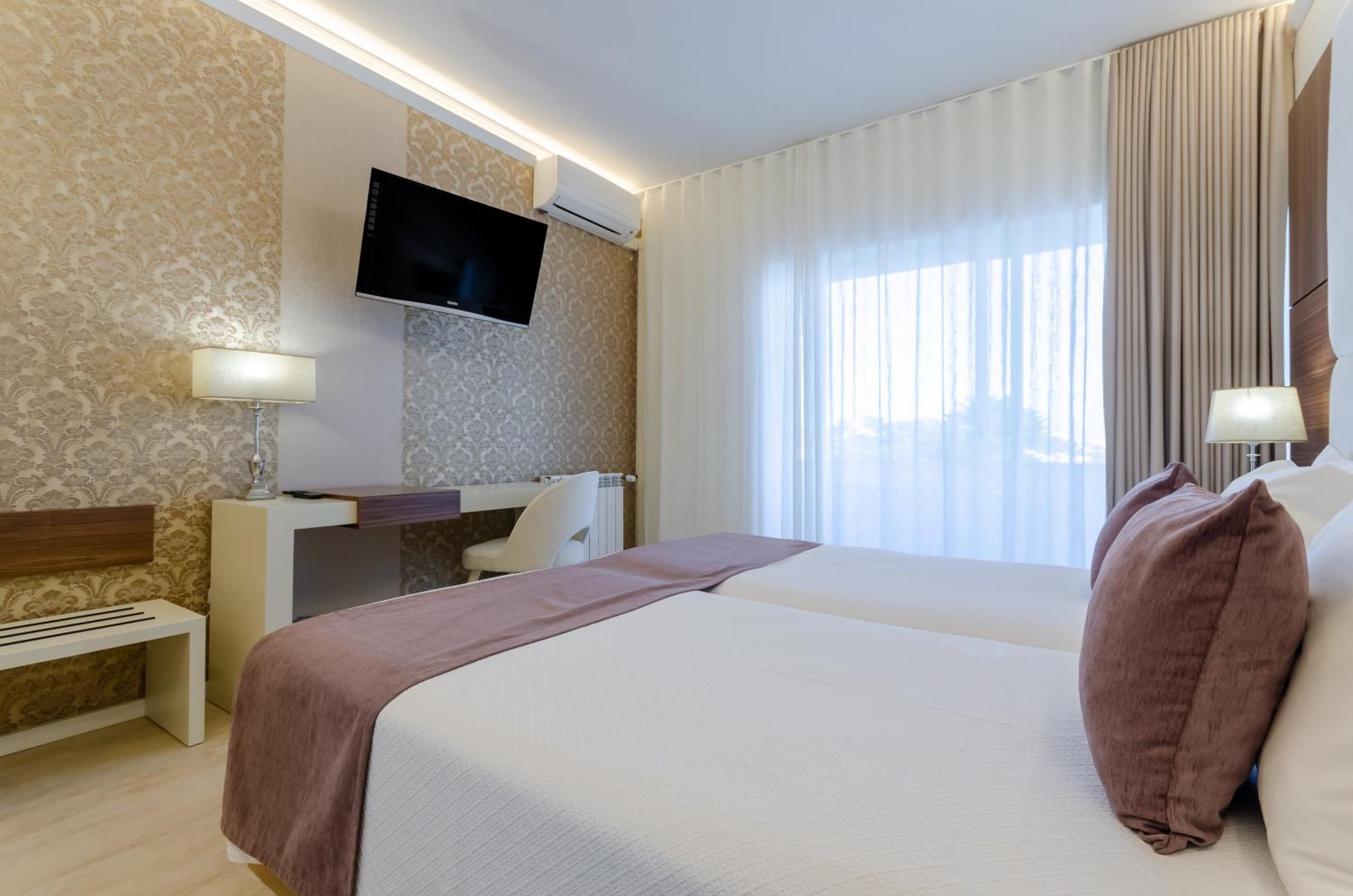 Superior Twin Room with Pool View photo 2