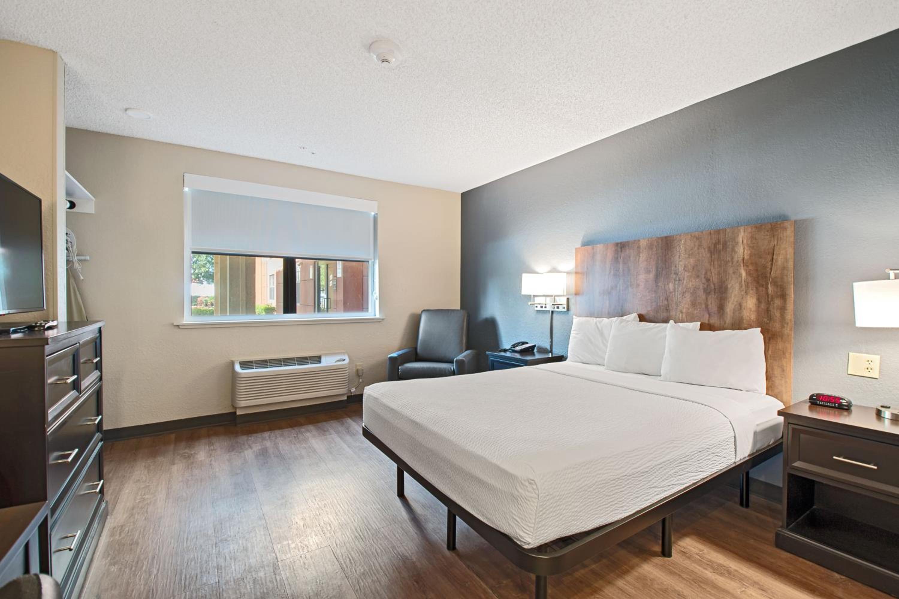 Studio with 1 Queen Bed - Hearing Accessible - Non-Smoking - Photo 6