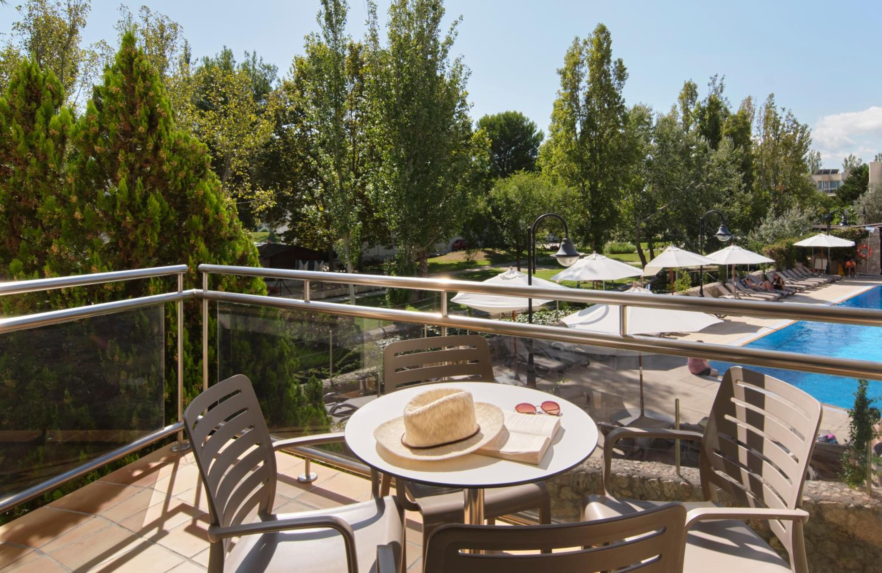 One-Bedroom Apartment With Pool View  photo 2