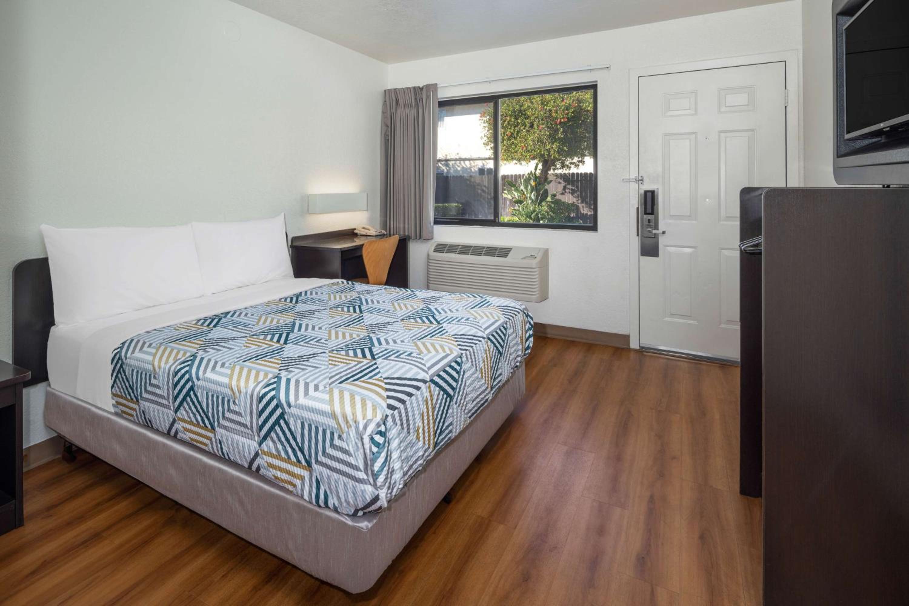 Queen Room photo 1