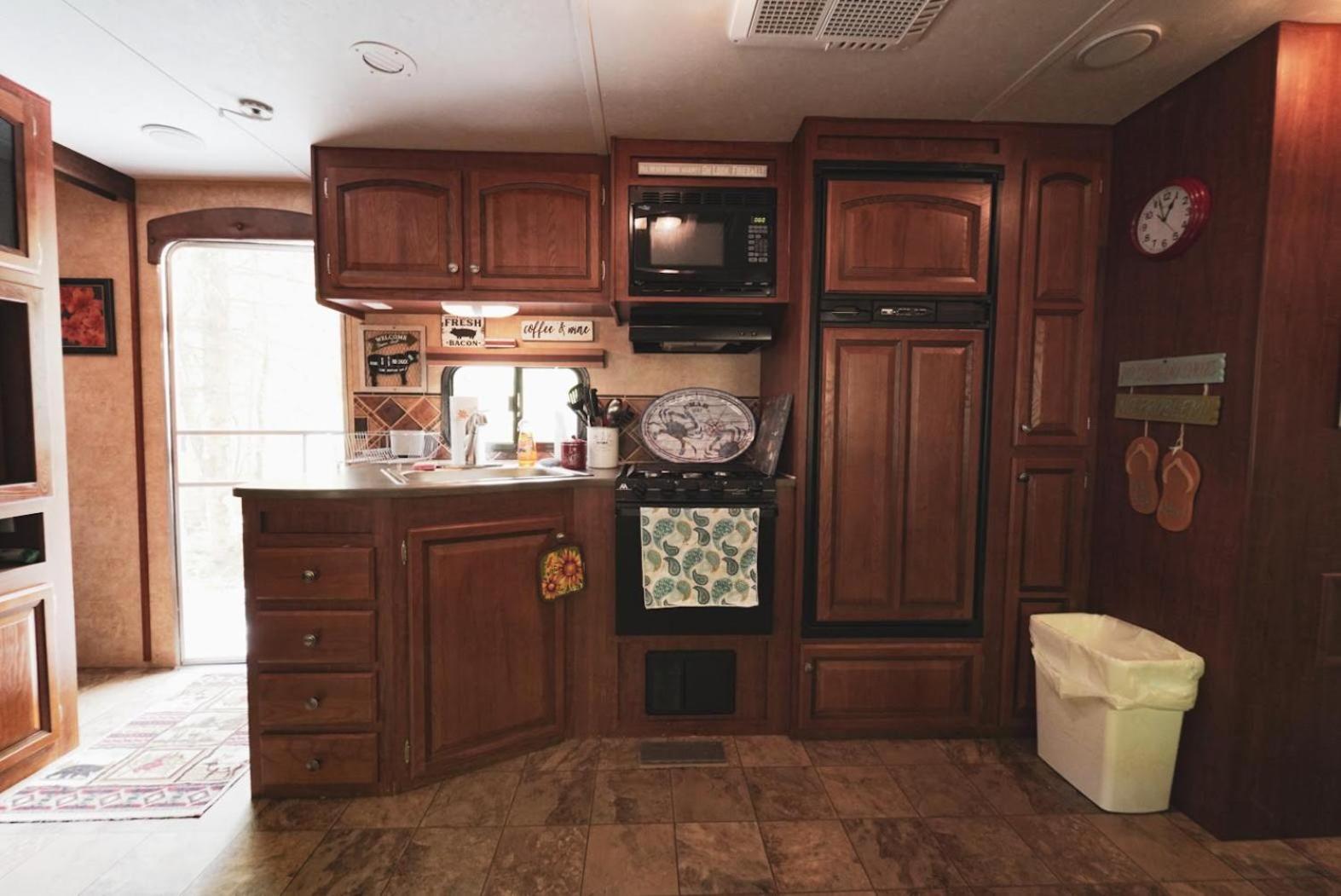 Mobile Home - Photo 9