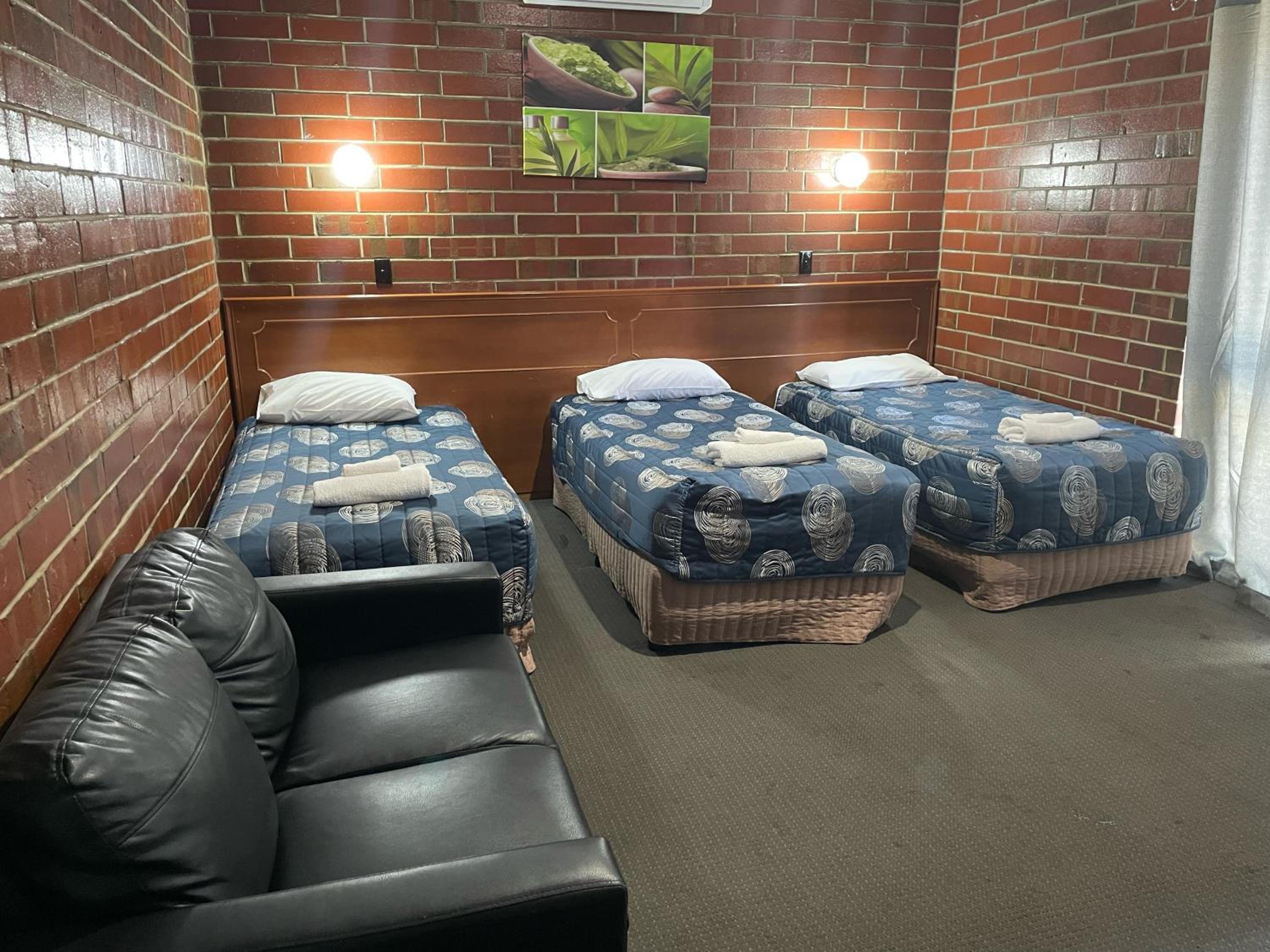 Large Family Room photo 3