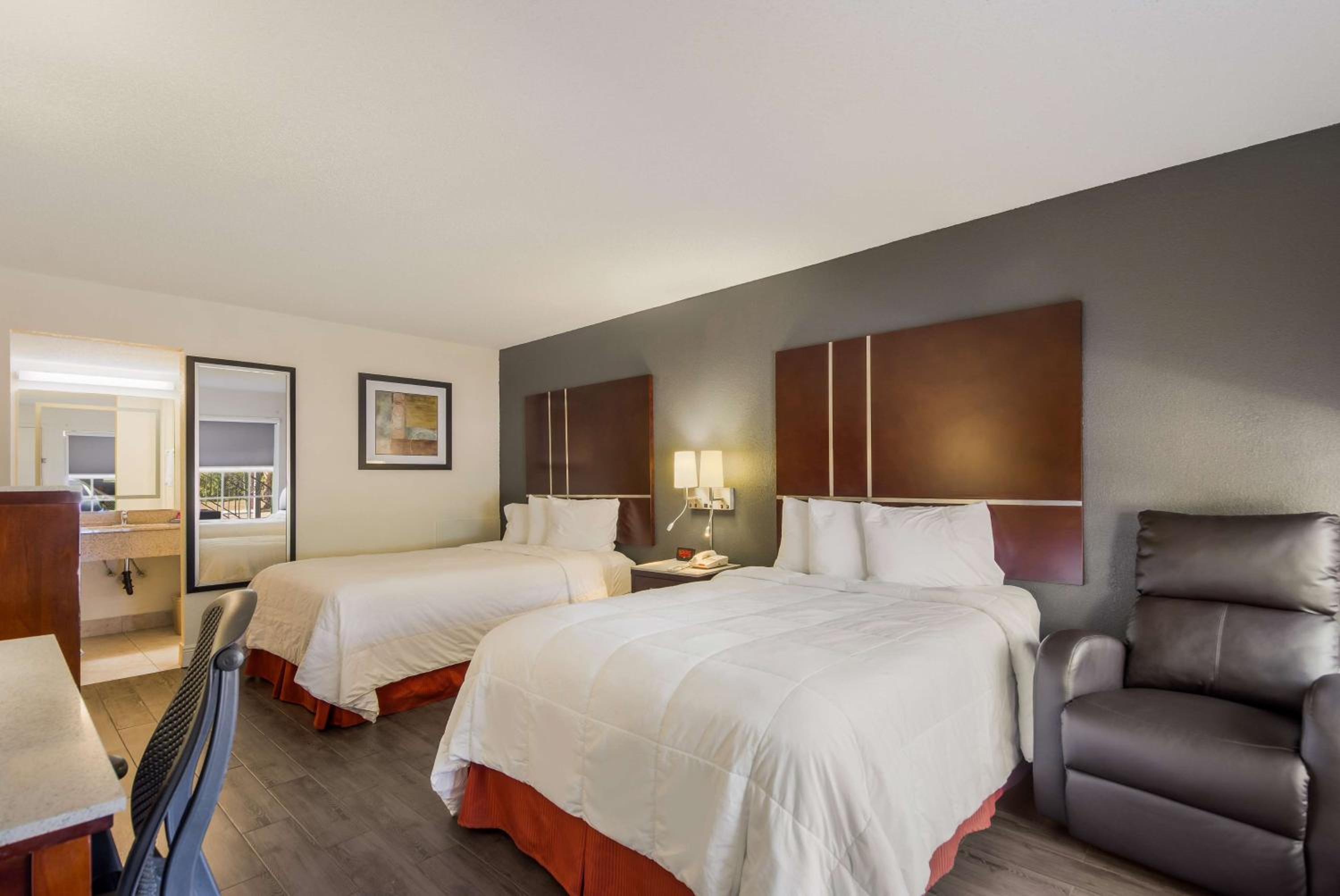 Double Room with Two Double Beds - Photo 1
