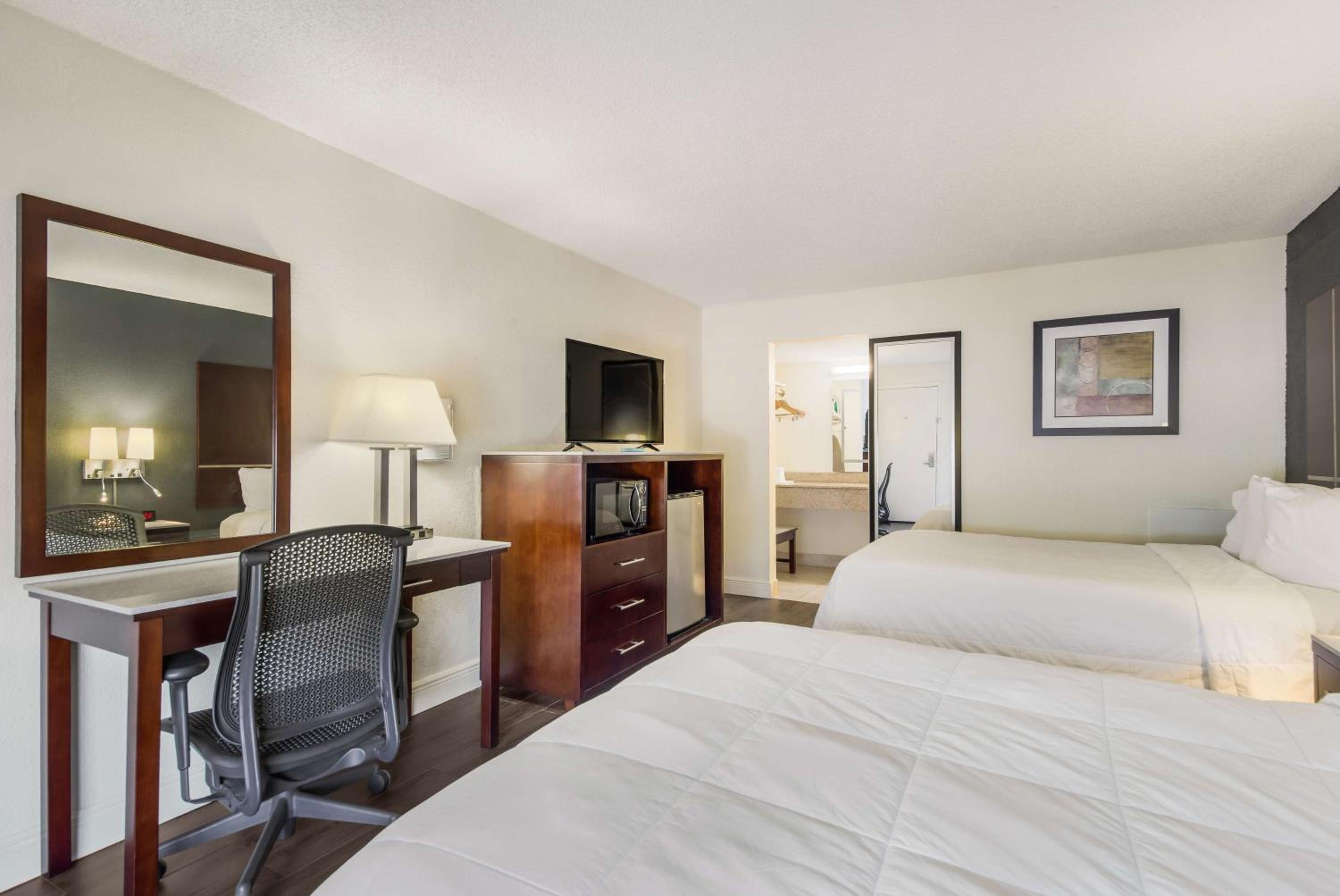 Double Room with Two Double Beds - Photo 4
