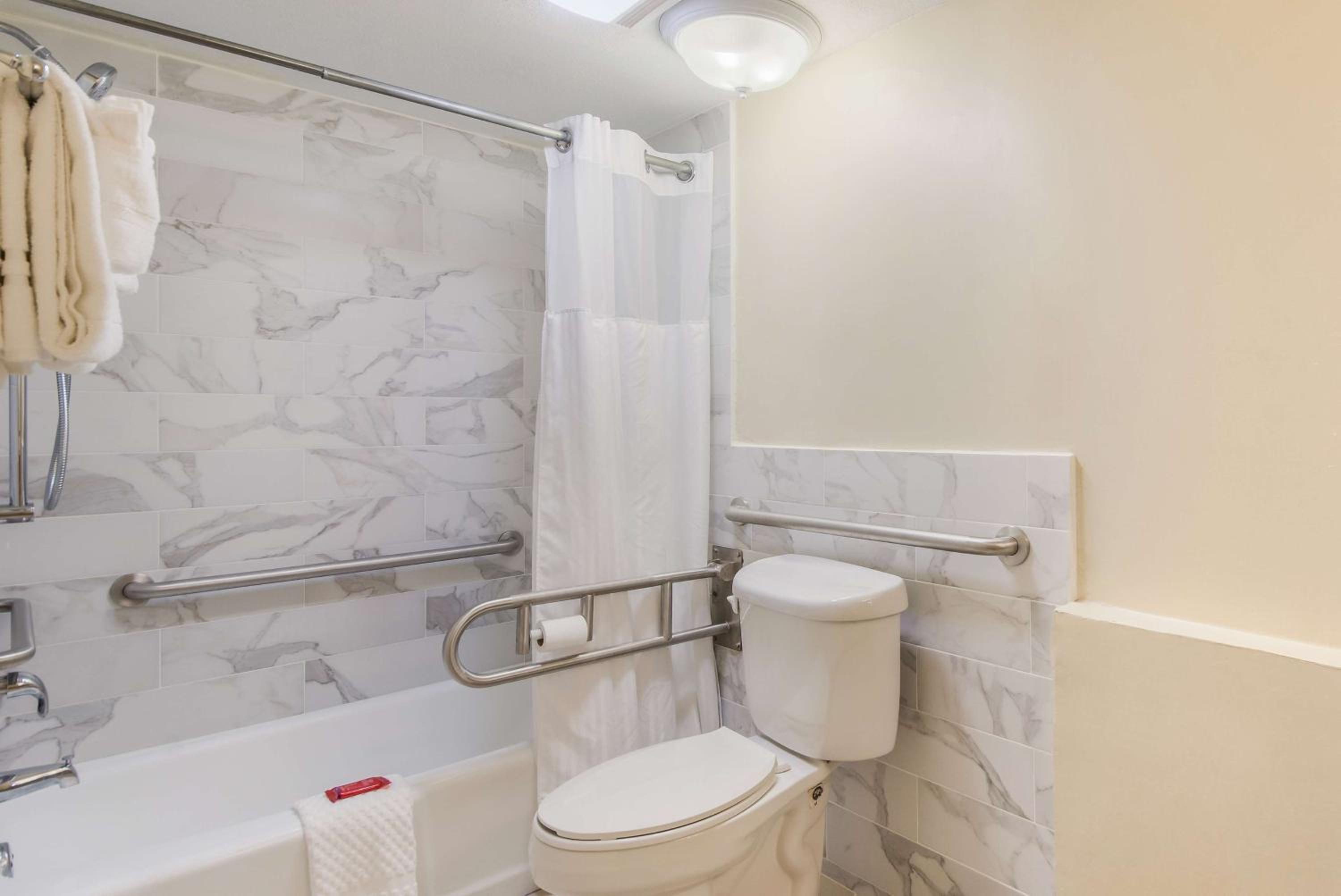 Double Room with Two Double Beds and Mobility Accessible Tub photo 3