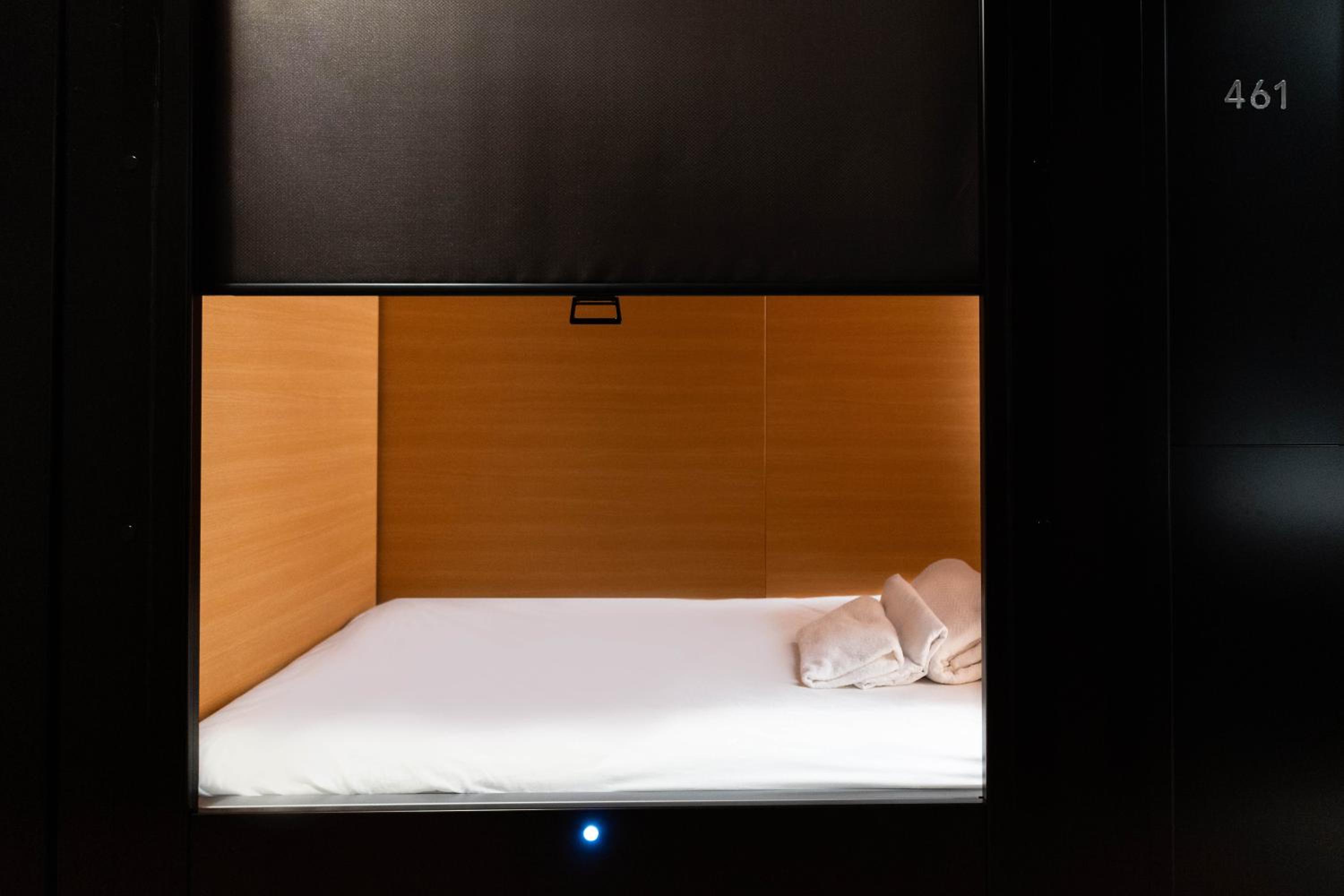 Business Pod in 2 Bed Mixed Dorm photo 2