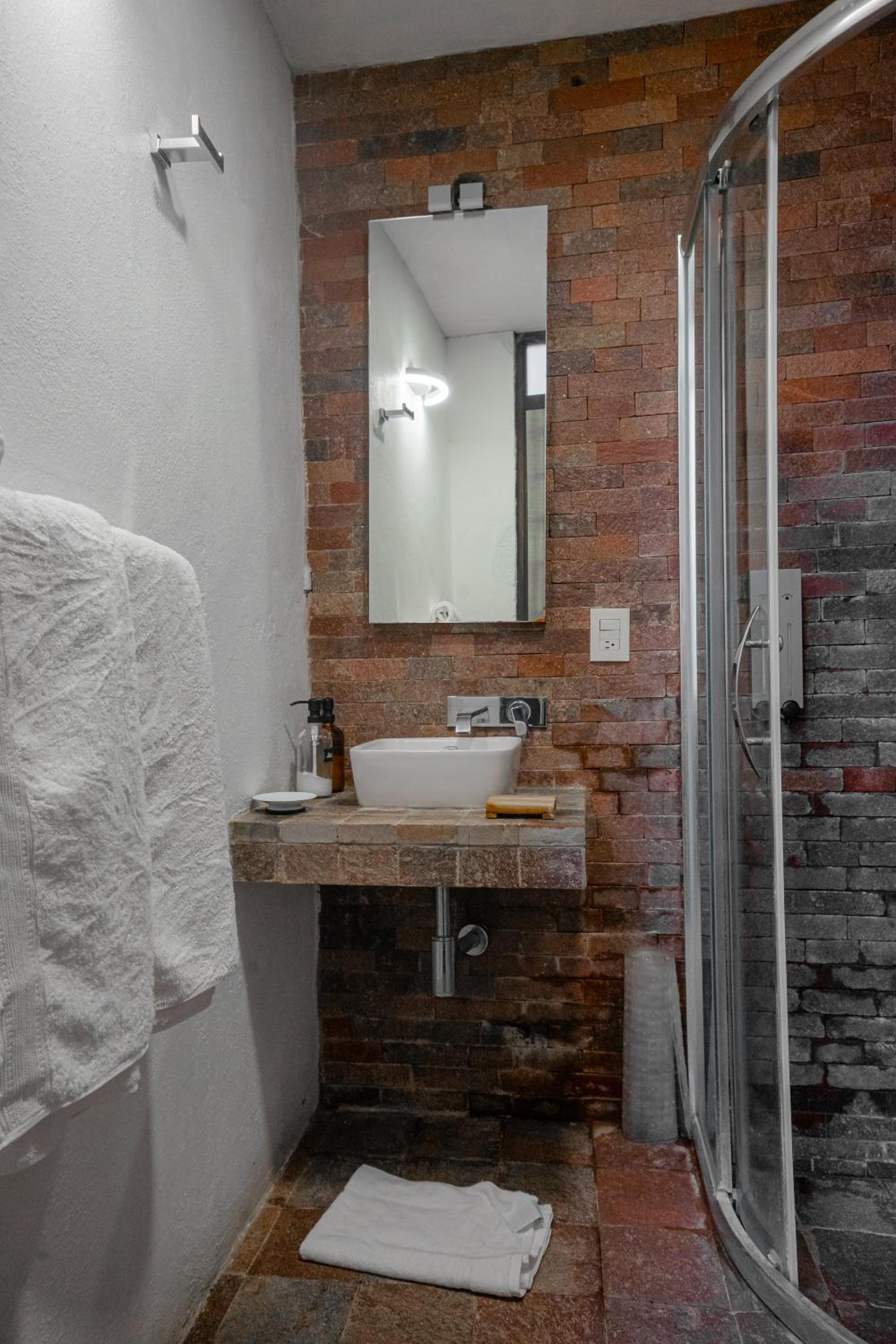 Deluxe King Suite - Photo 14