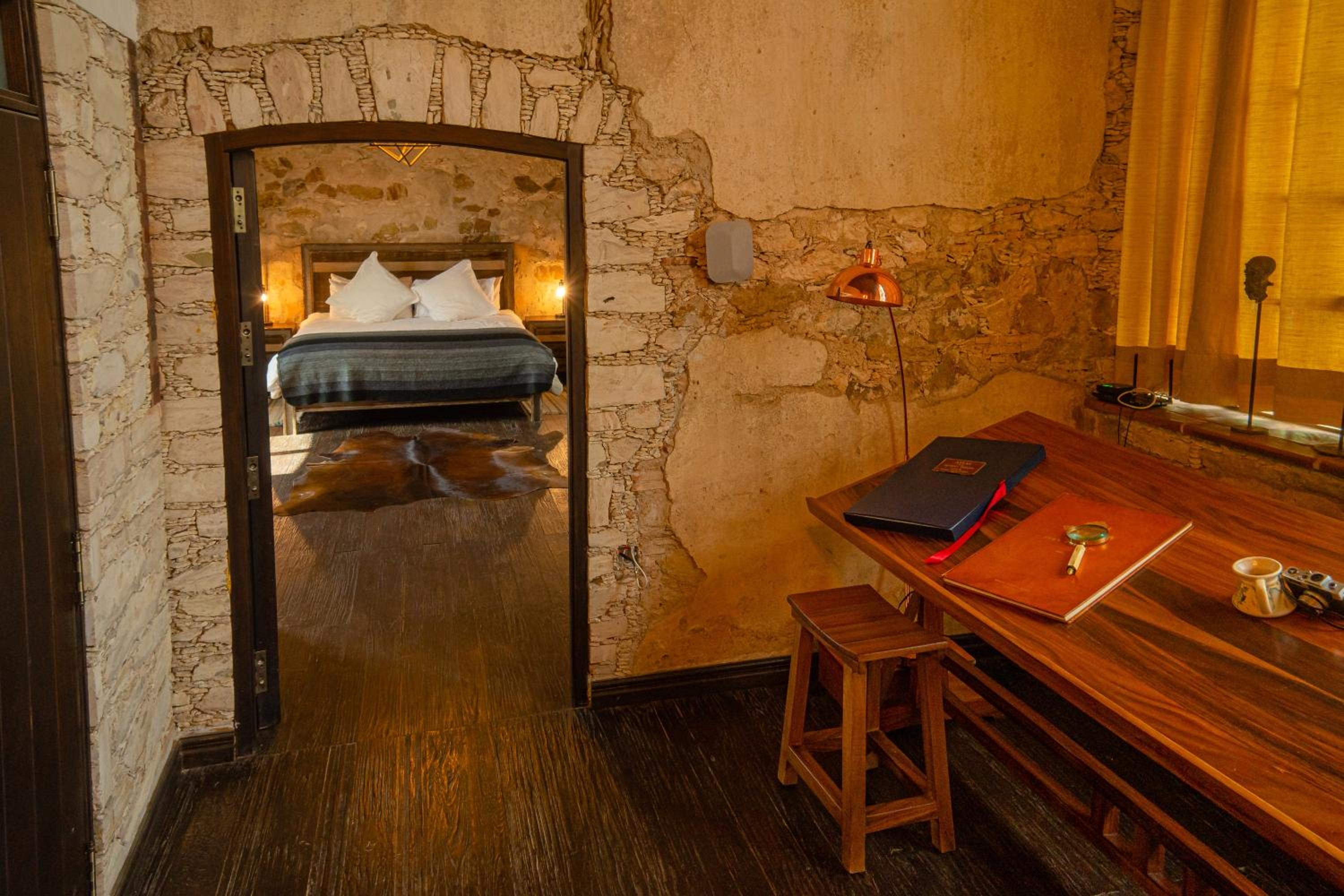 Deluxe King Suite - Photo 15