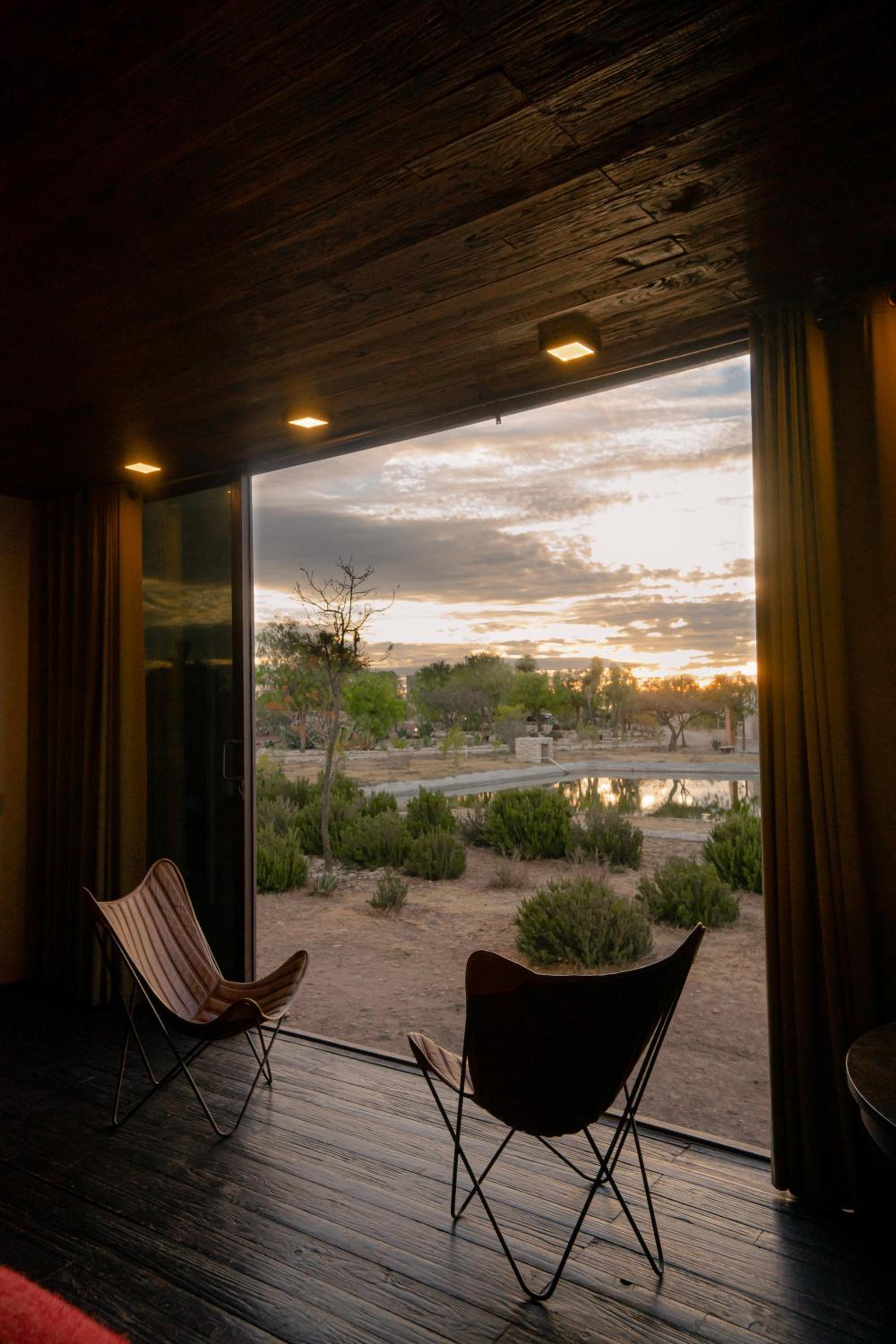 Suite with Lake View - Photo 28