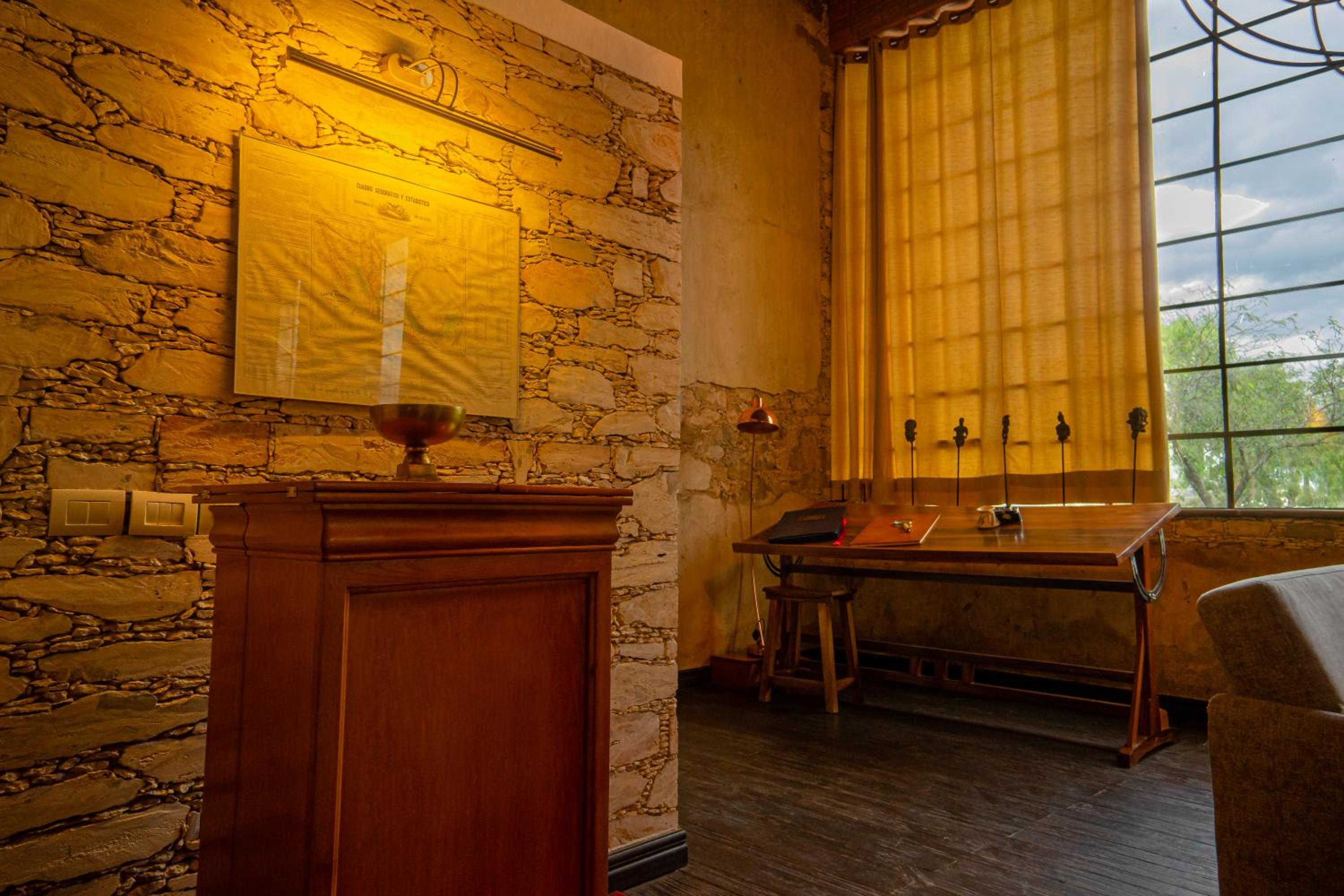 Deluxe King Suite - Photo 2