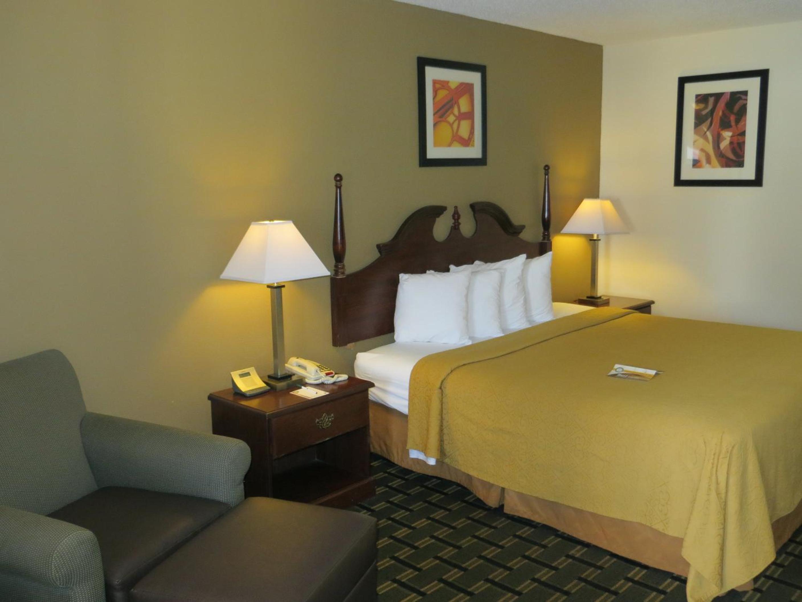 King Room - Non-Smoking - Photo 9