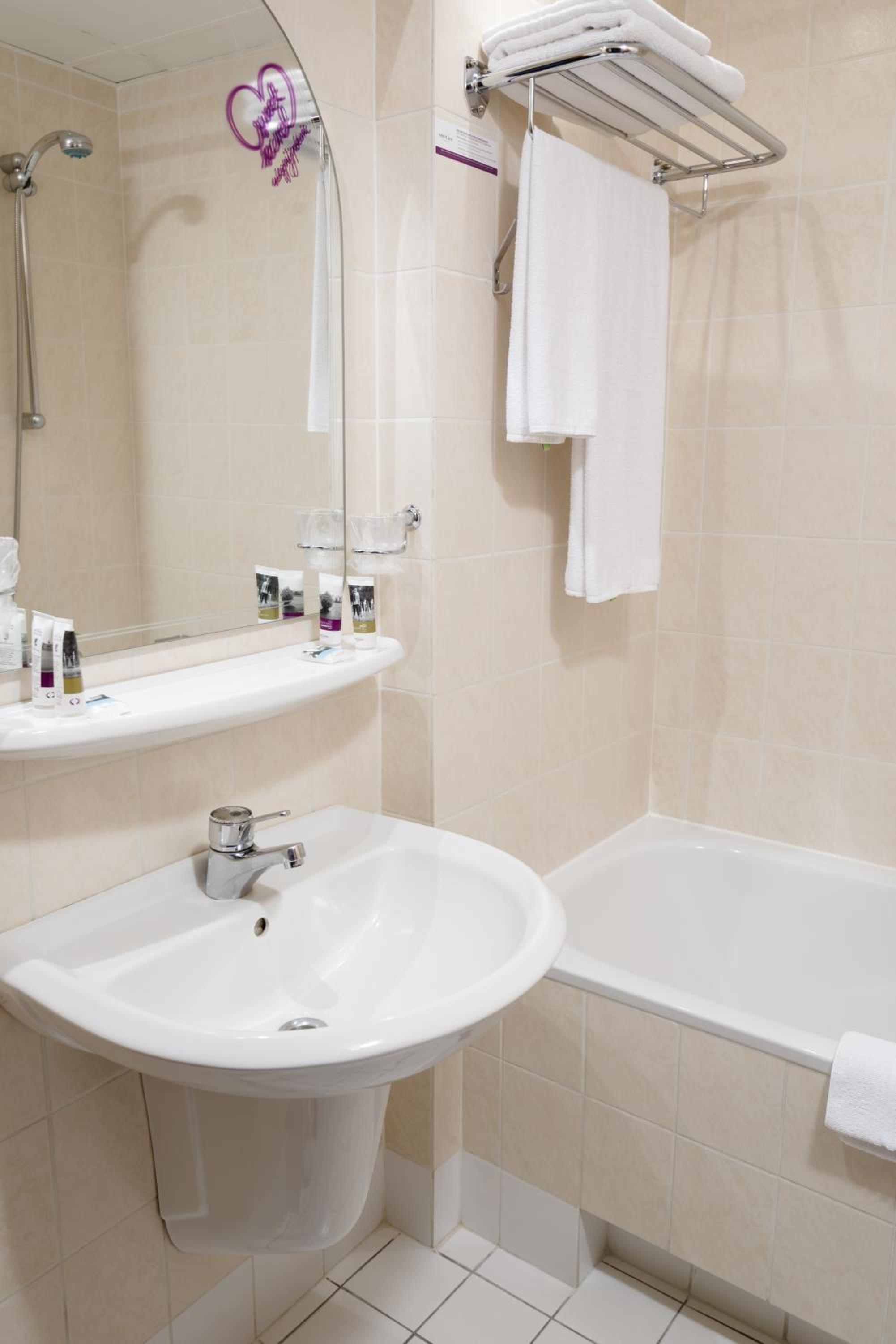 Standard Twin Room - Photo 6