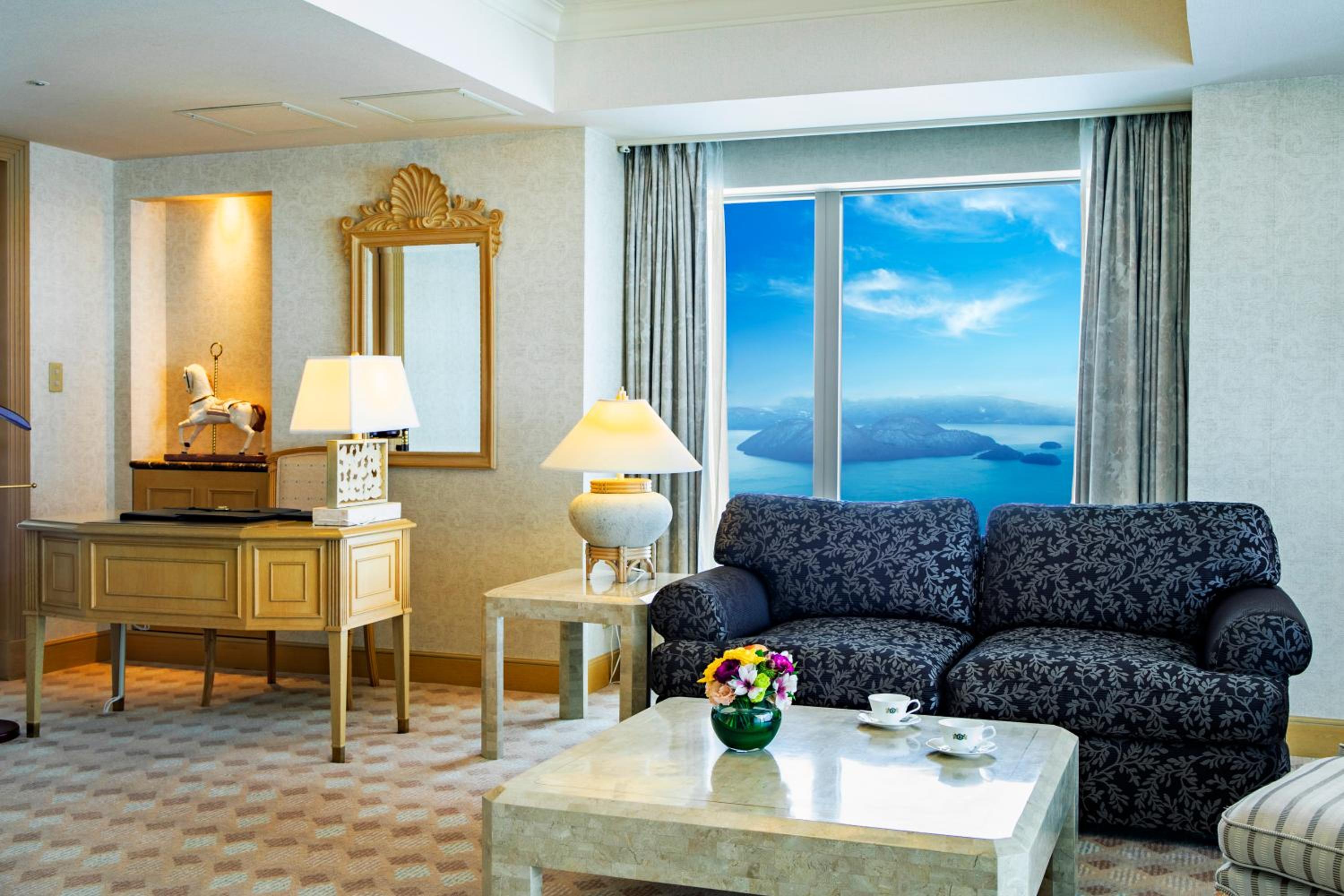 Suite - Photo 1