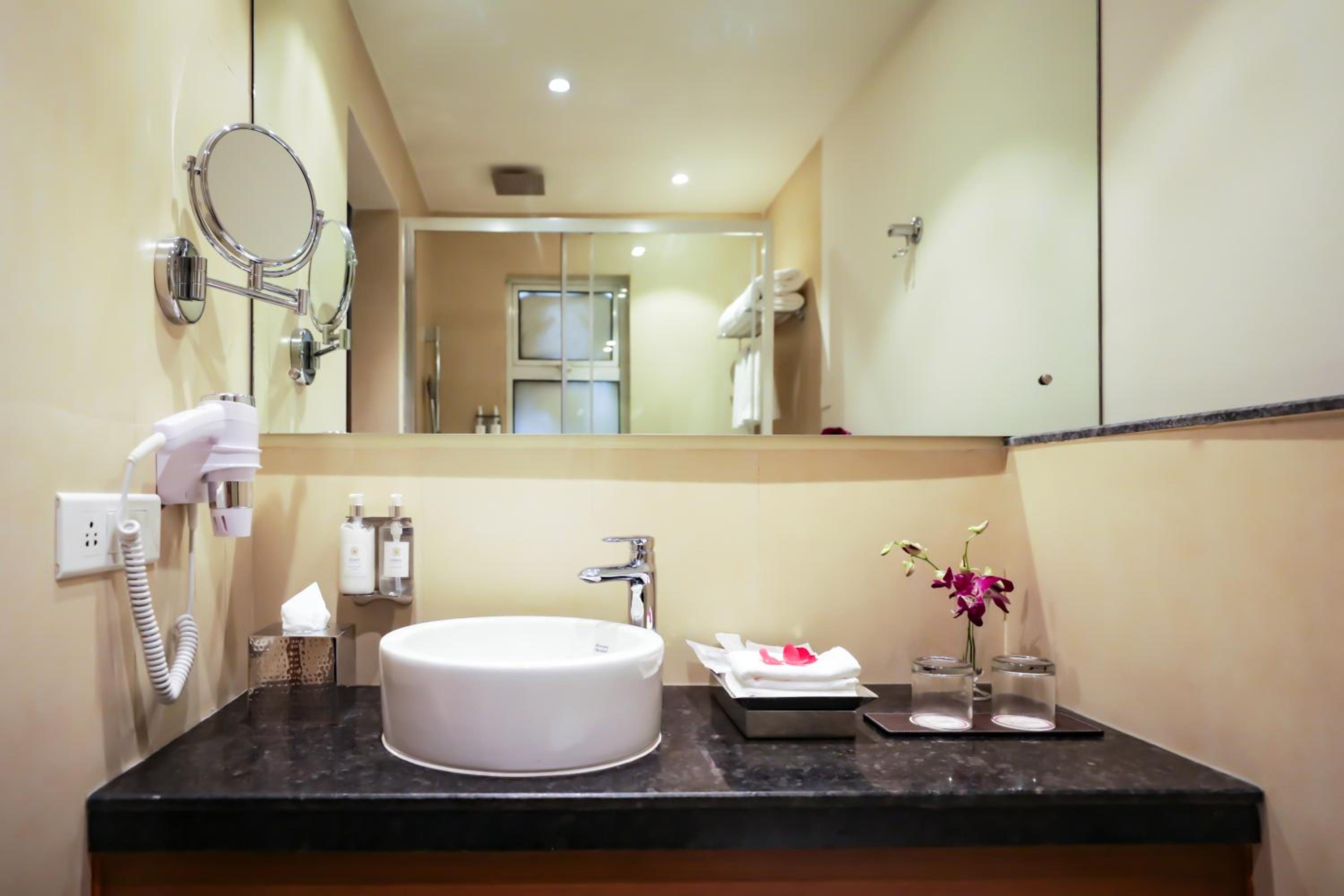 Executive Twin Room with Balcony - Photo 5