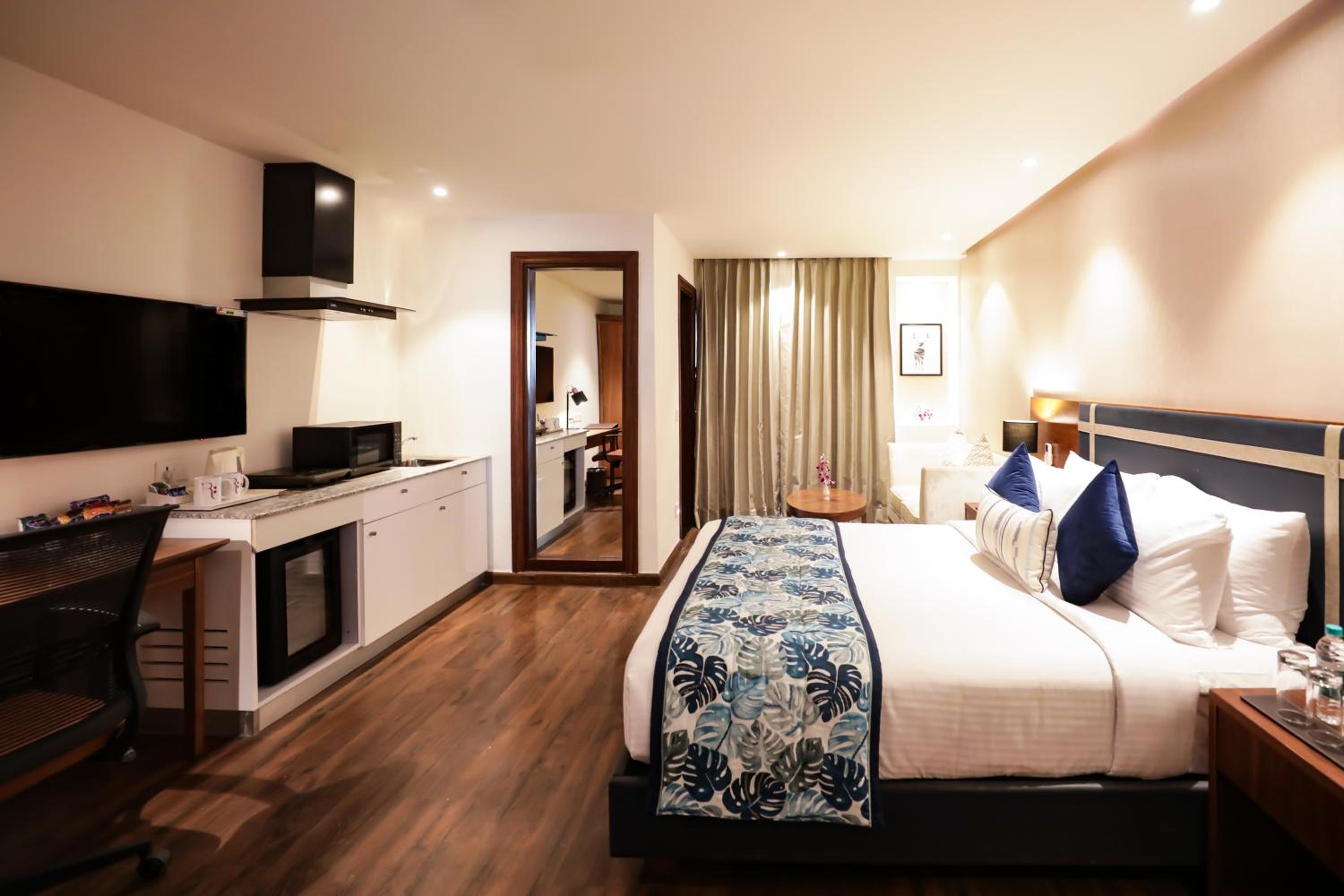 Executive Room with Kitchenette and Balcony - Photo 1