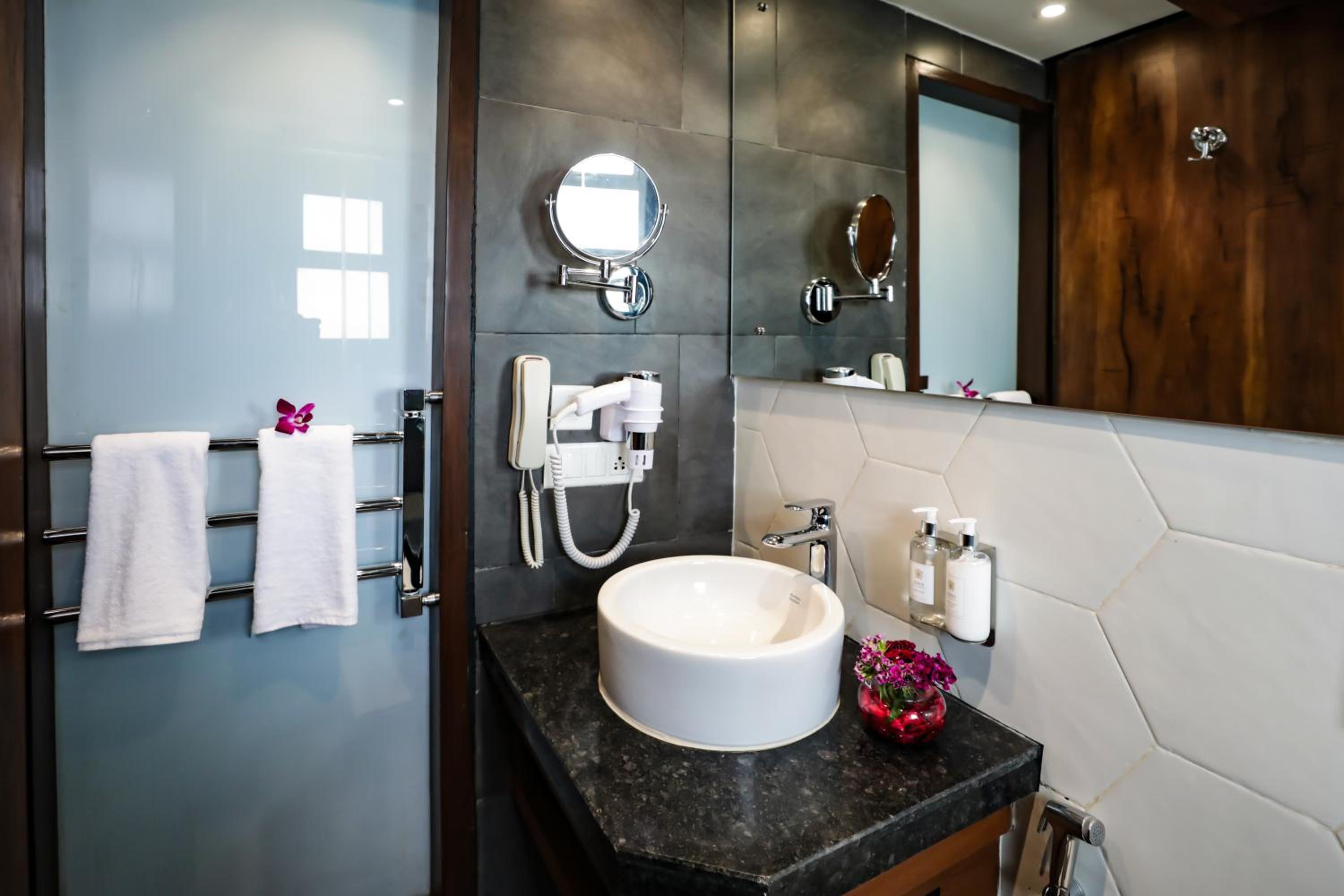 Executive Room with Kitchenette and Balcony - Photo 5