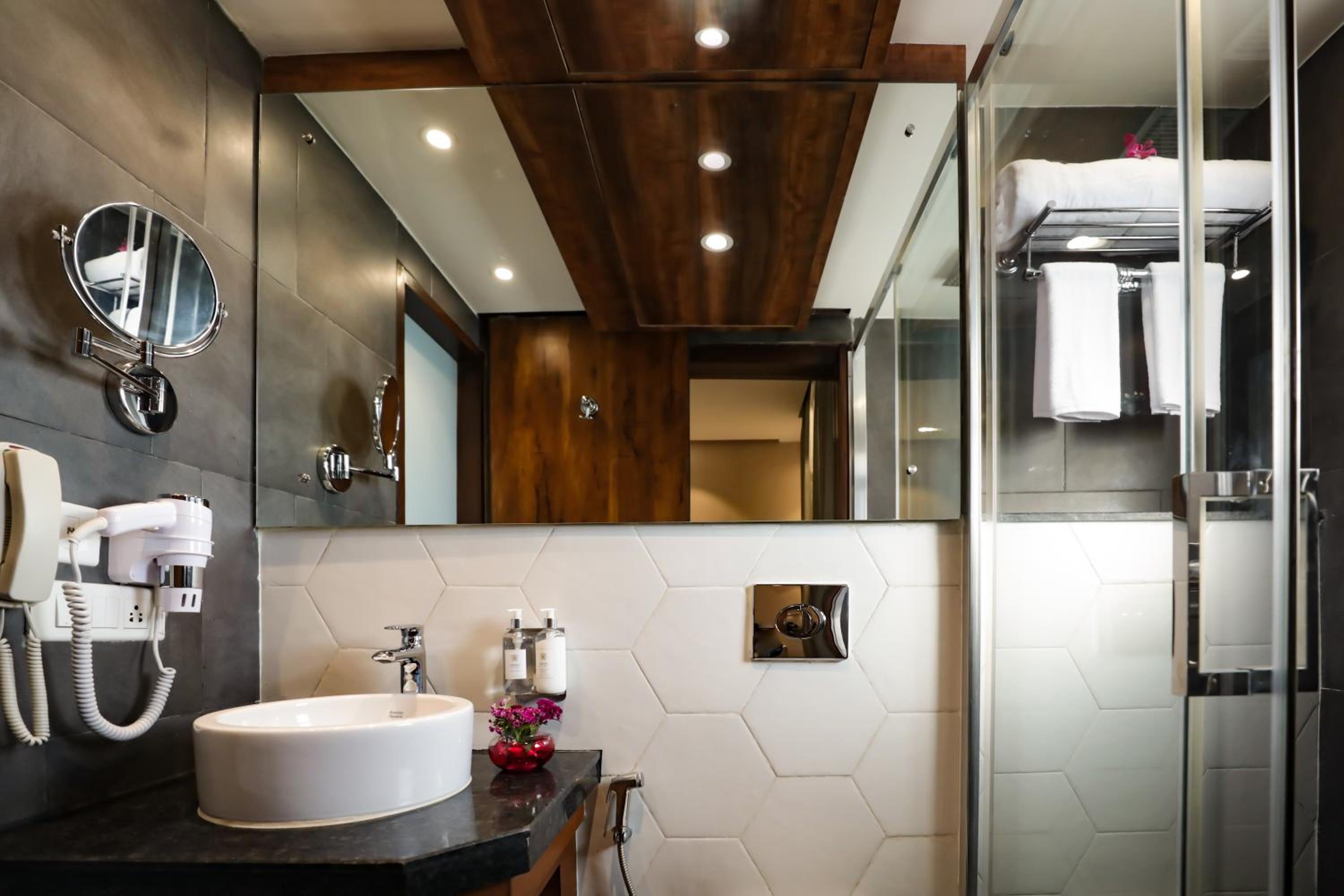 Executive Room with Kitchenette and Balcony - Photo 6
