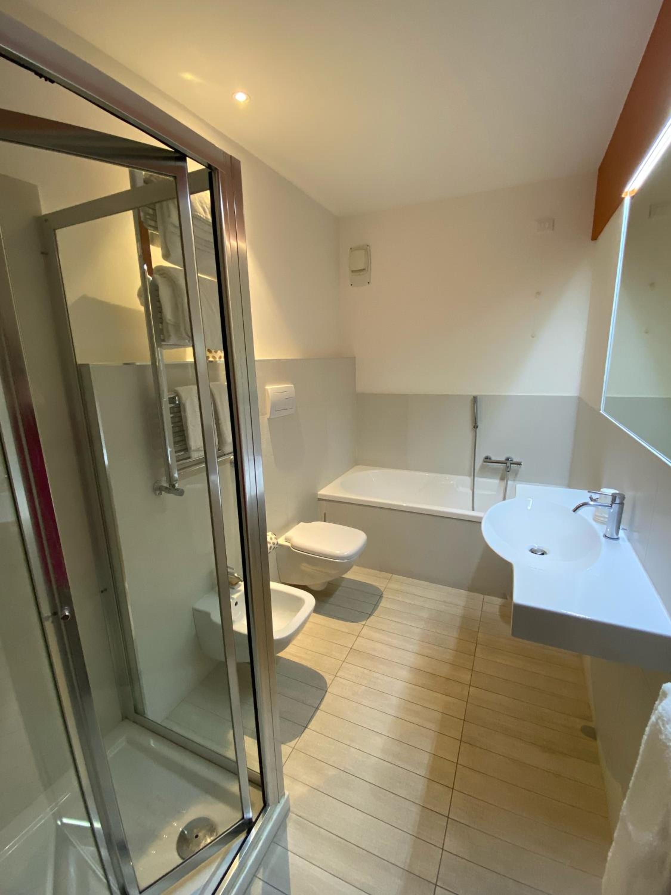 Superior Quadruple Room - Photo 8