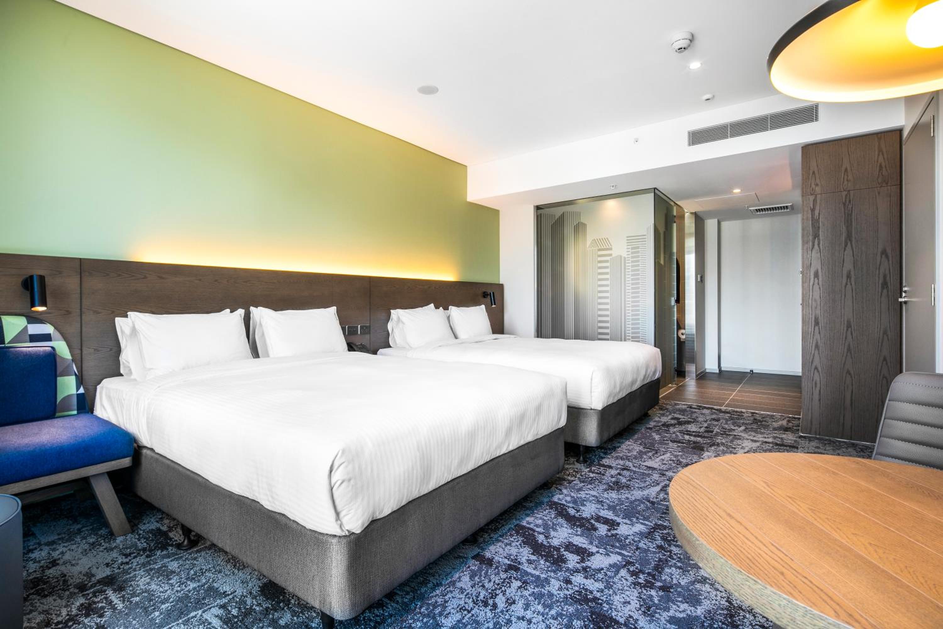 Standard Queen Room with Two Queen Beds - Free Breakfast - Photo 7
