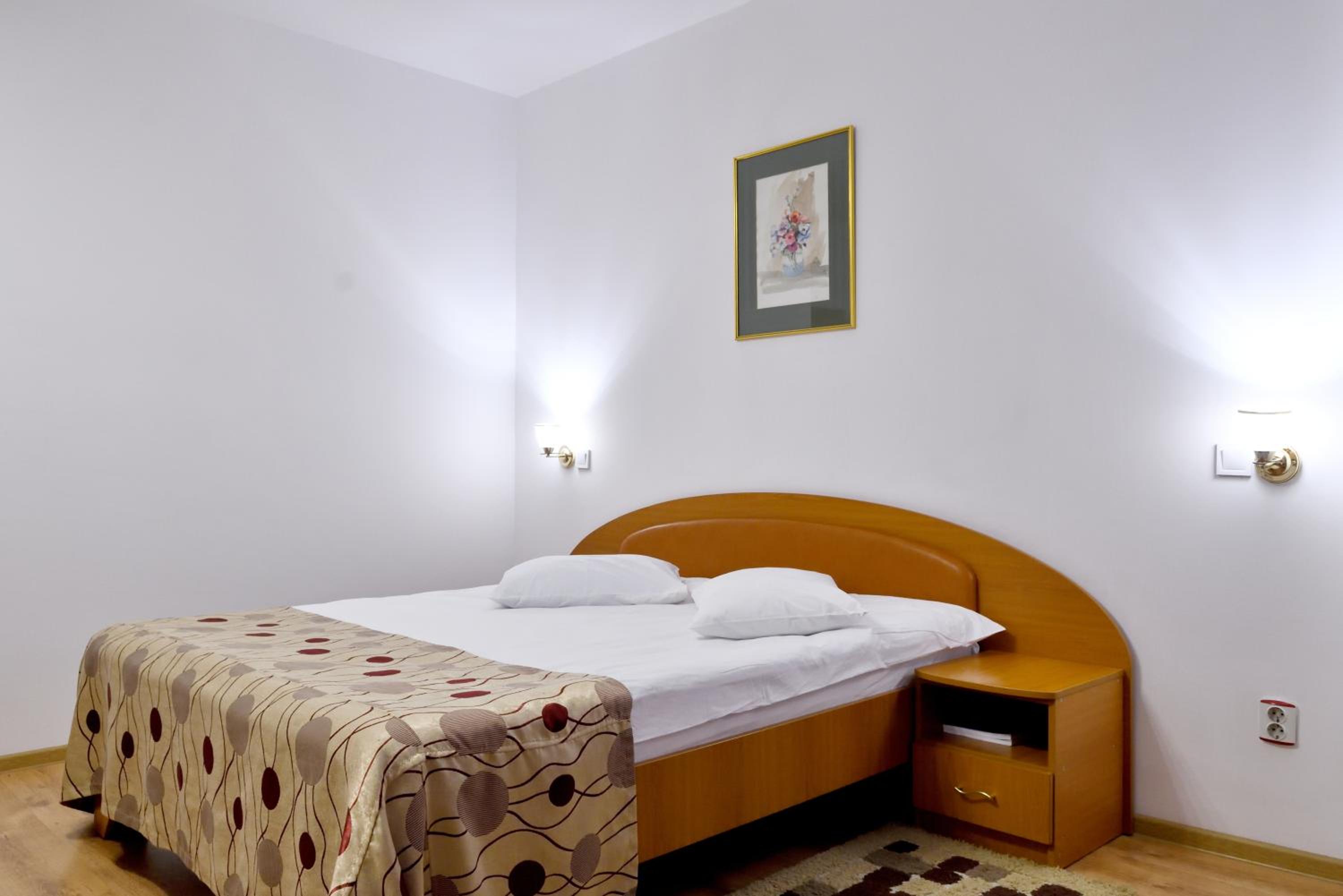 Large Double Room - Photo 1