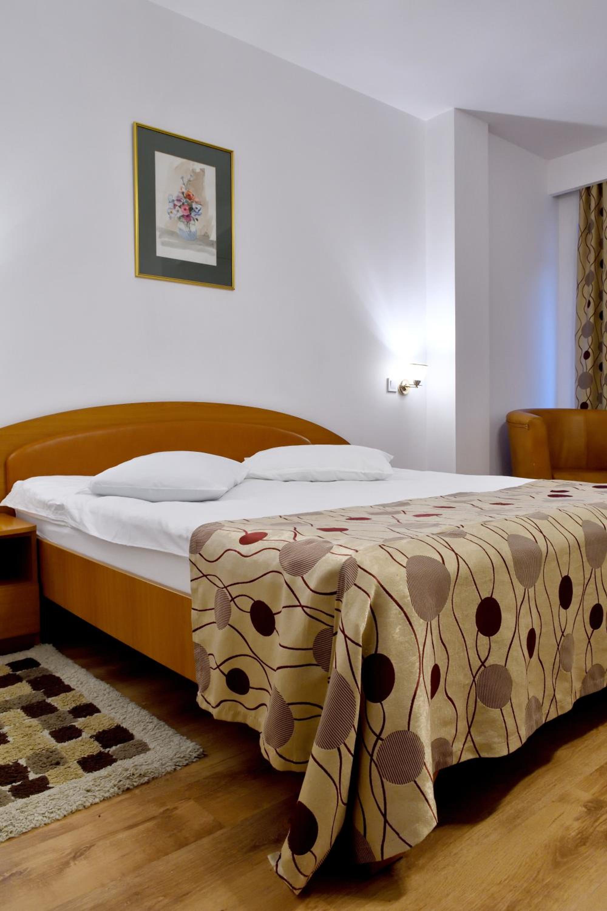 Large Double Room - Photo 2