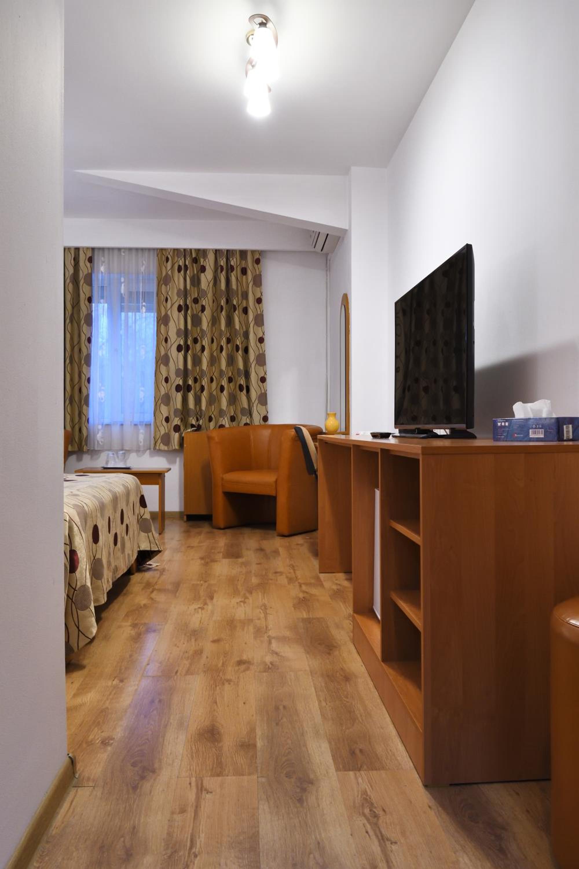 Large Double Room - Photo 4