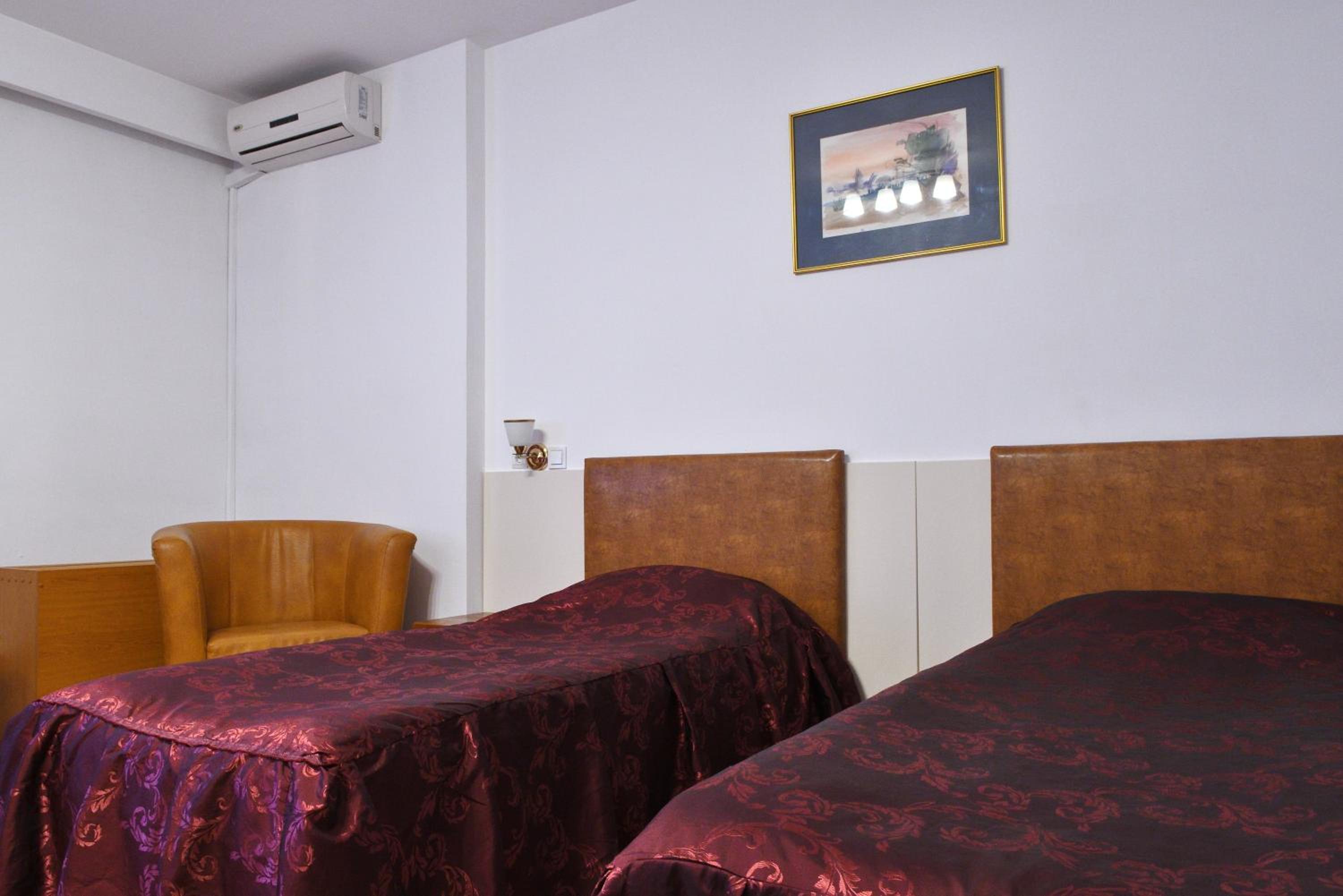 Twin Room - Photo 16