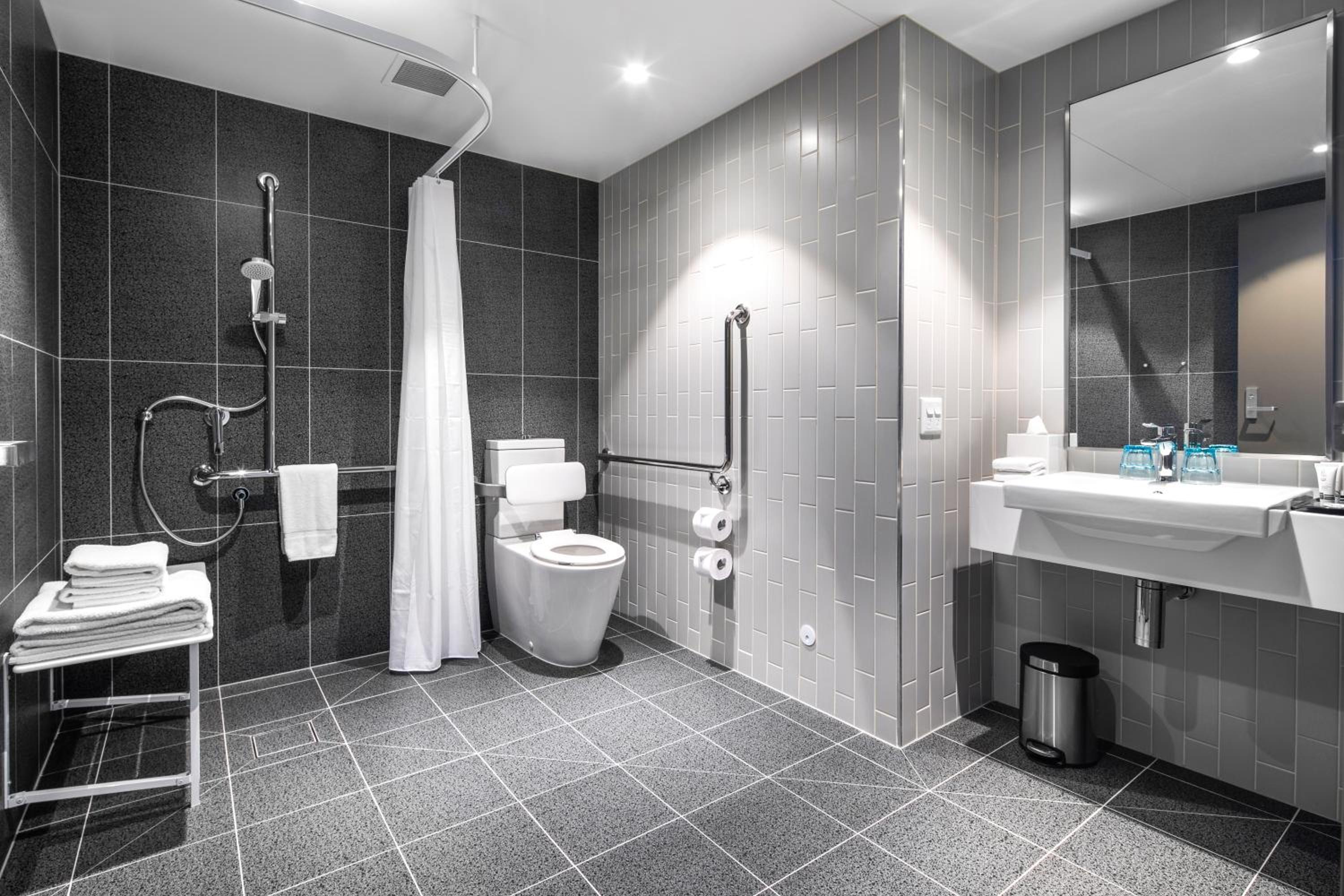 Standard Queen Room - Accessible with Free Breakfast - Photo 7