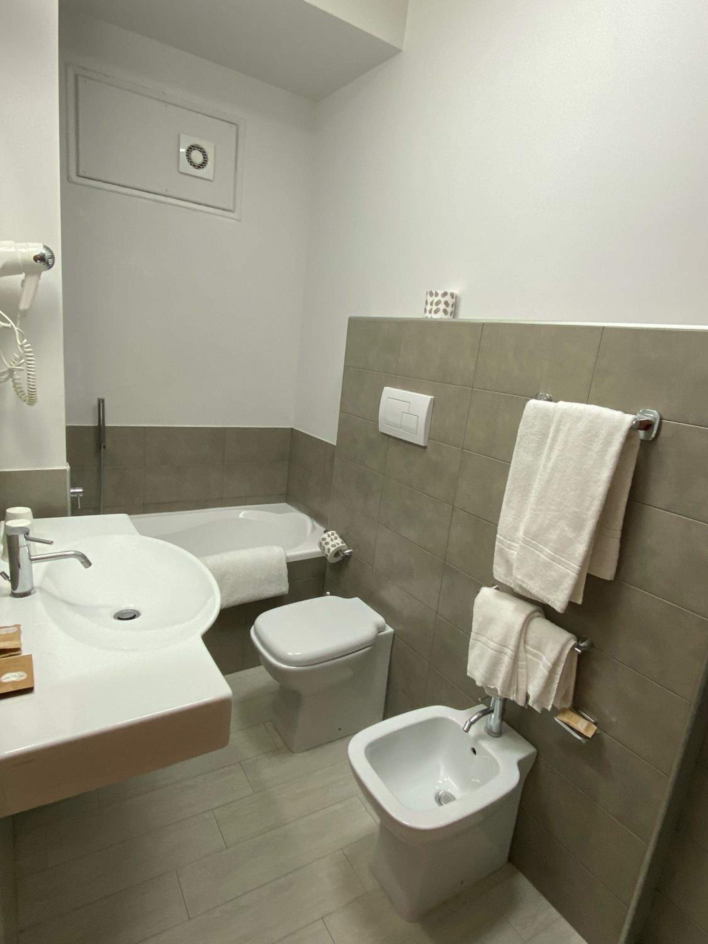 Double or Twin Room - Photo 5