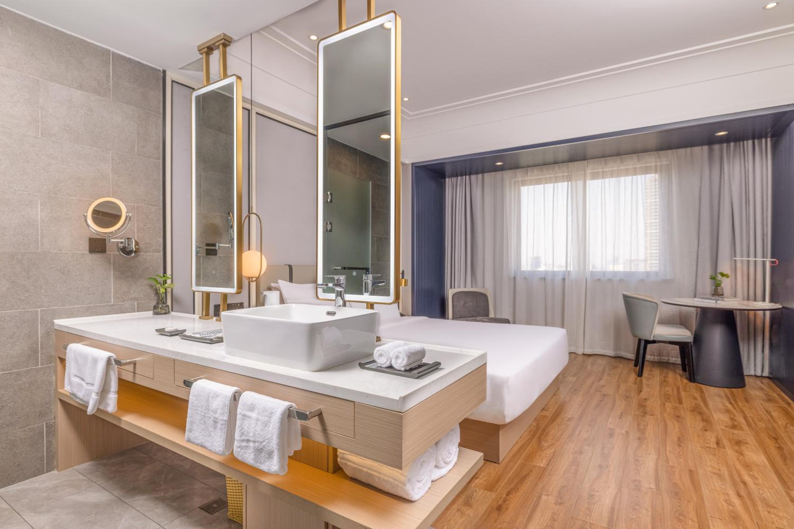Superior King Room - Photo 4
