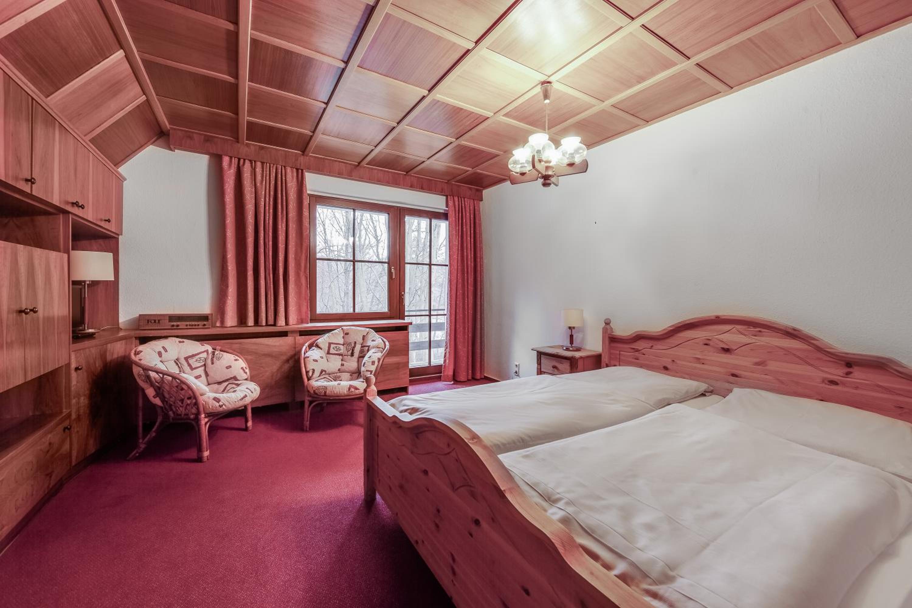 Holiday Home (14 Adults)