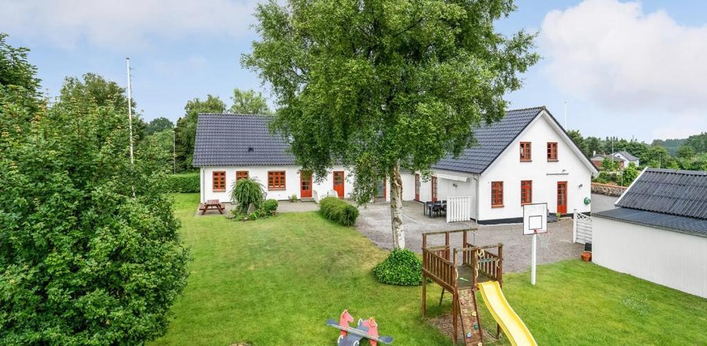 Three-Bedroom House photo 3