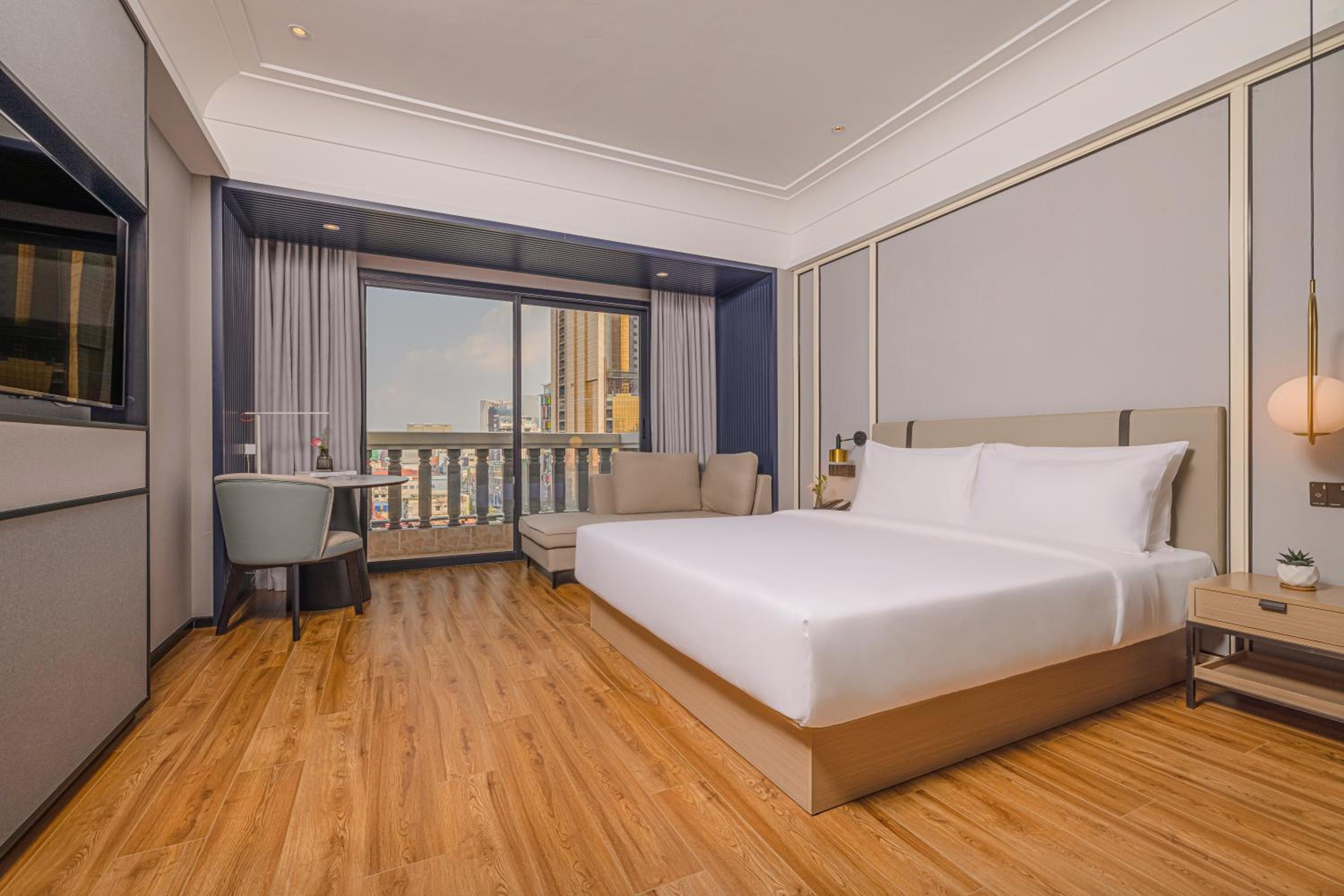 Executive King with Balcony - Photo 1