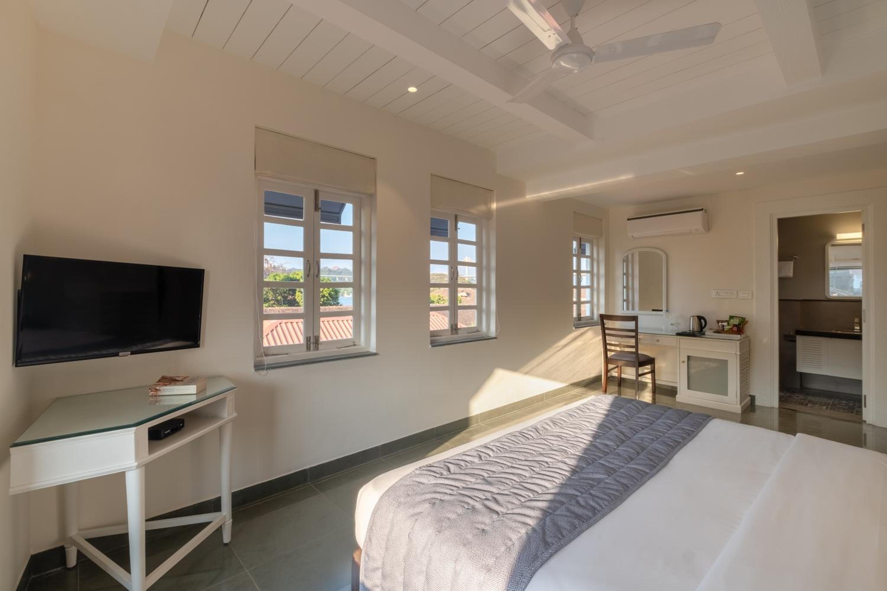 Superior King Room - Photo 3