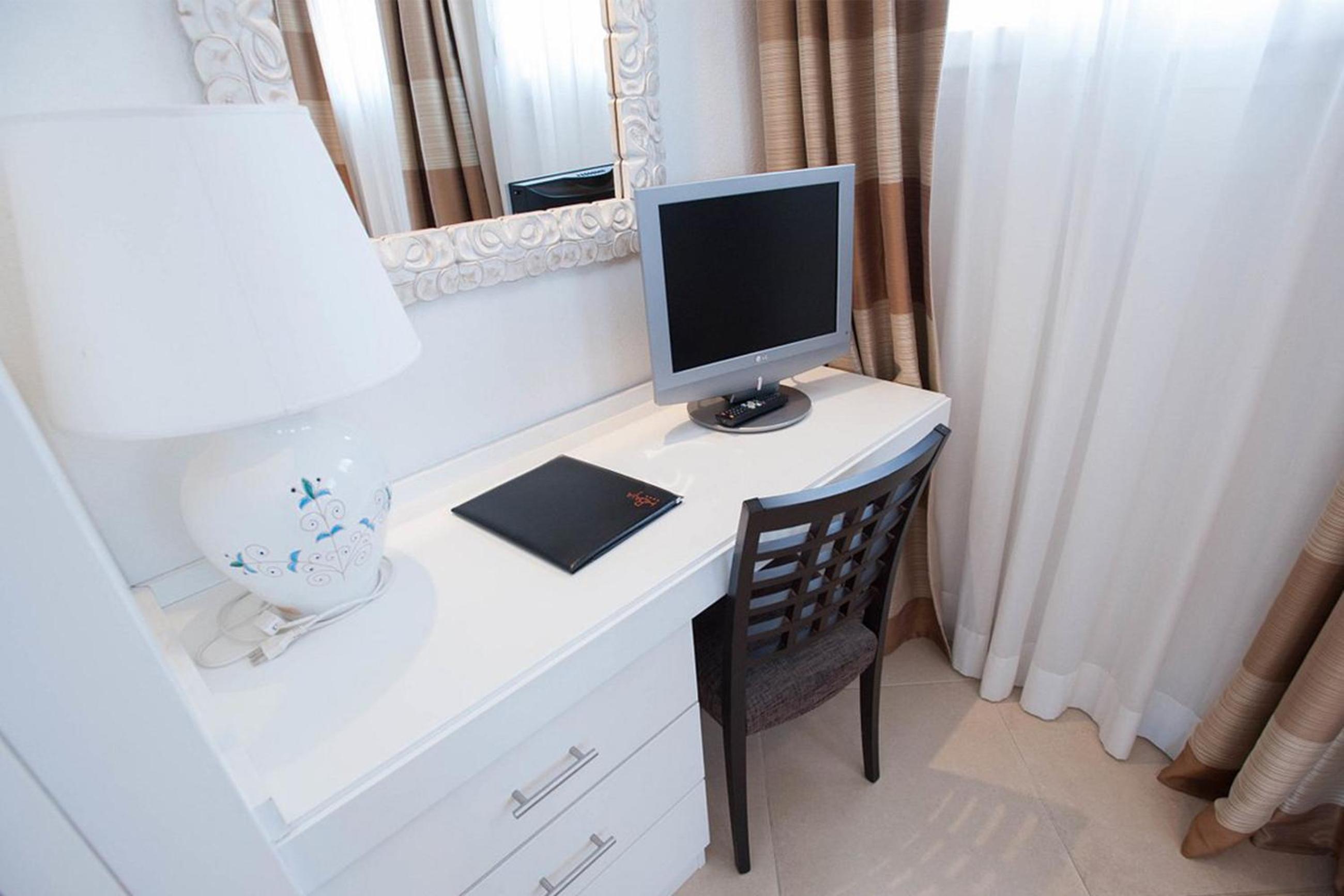 Deluxe Suite with Spa Bath