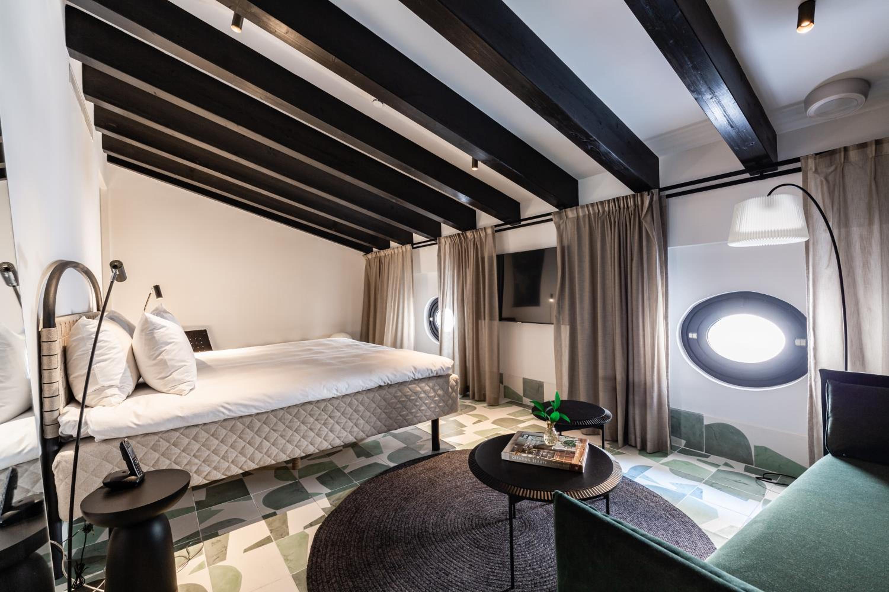 Superior Attic Room - Photo 1