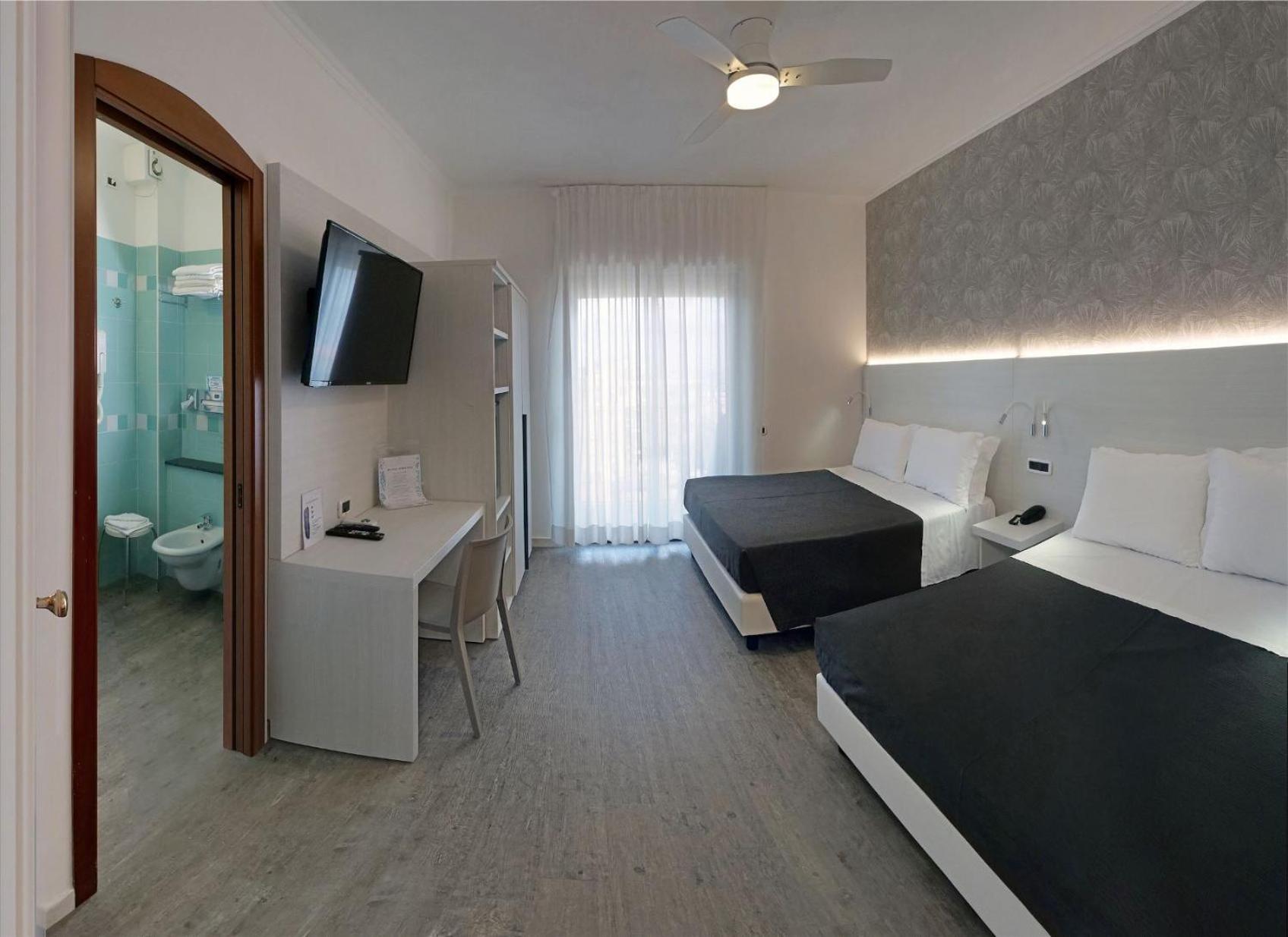 King Room with Two King Beds photo 1