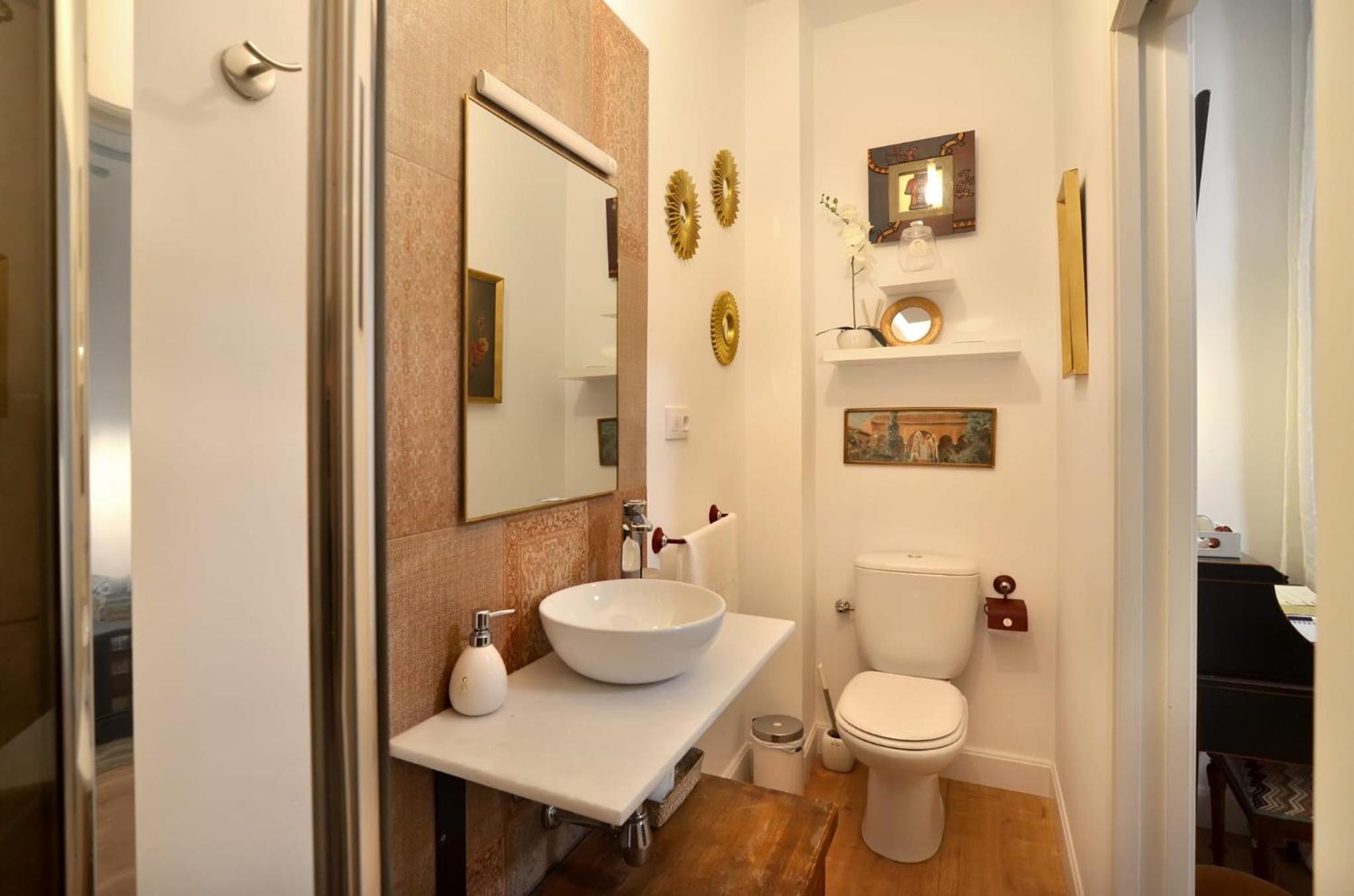 Double Room with Balcony - Photo 4