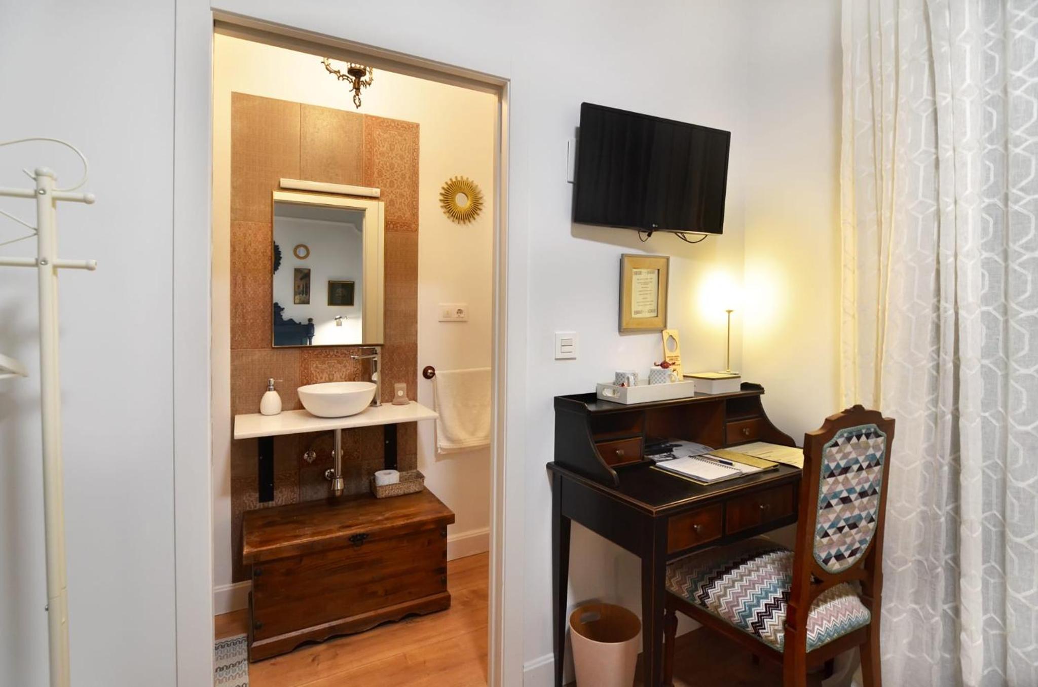 Double Room with Balcony - Photo 3