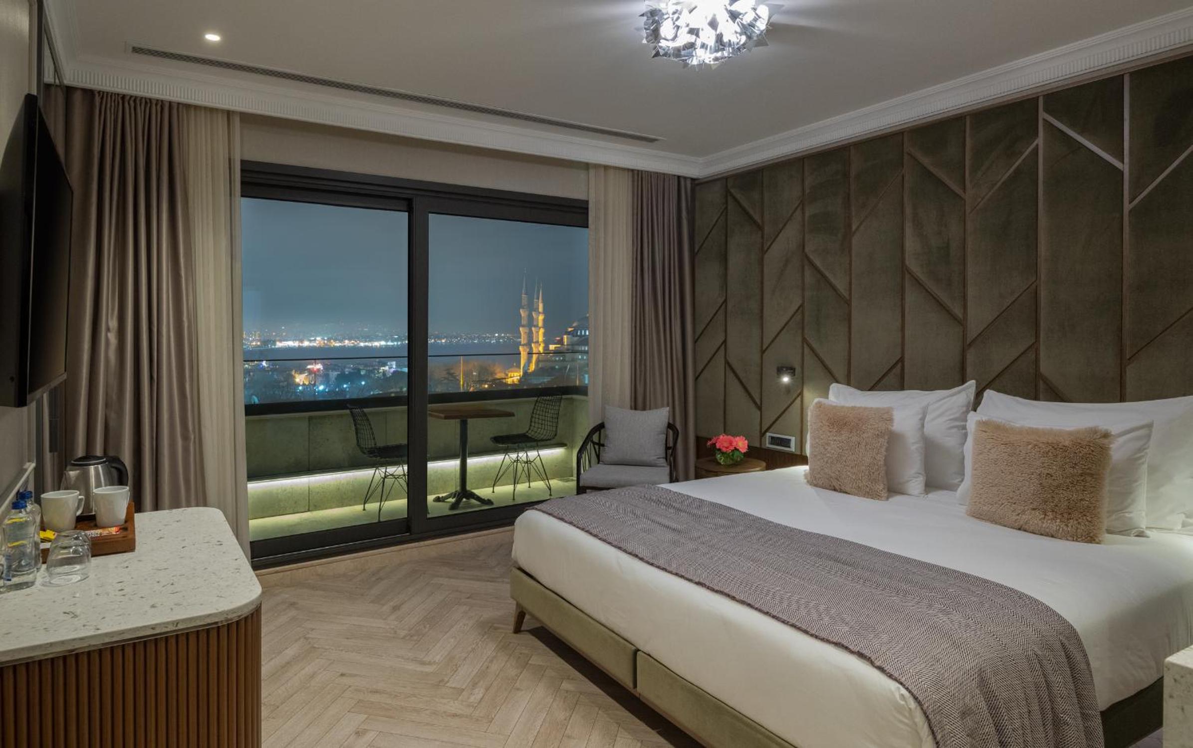 Deluxe Double Room with Balcony and Sea View