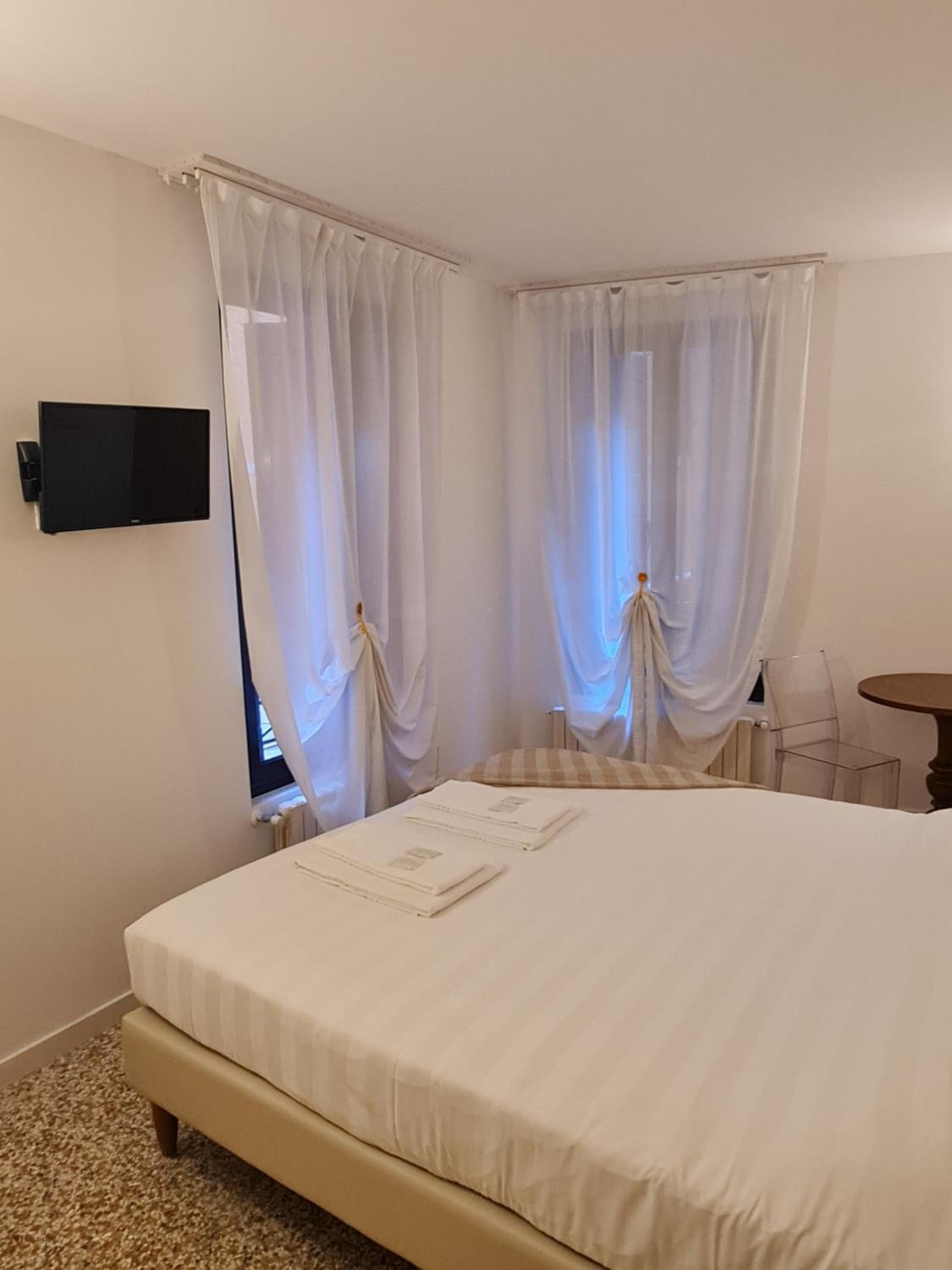 Deluxe Double Or Twin Room photo 3