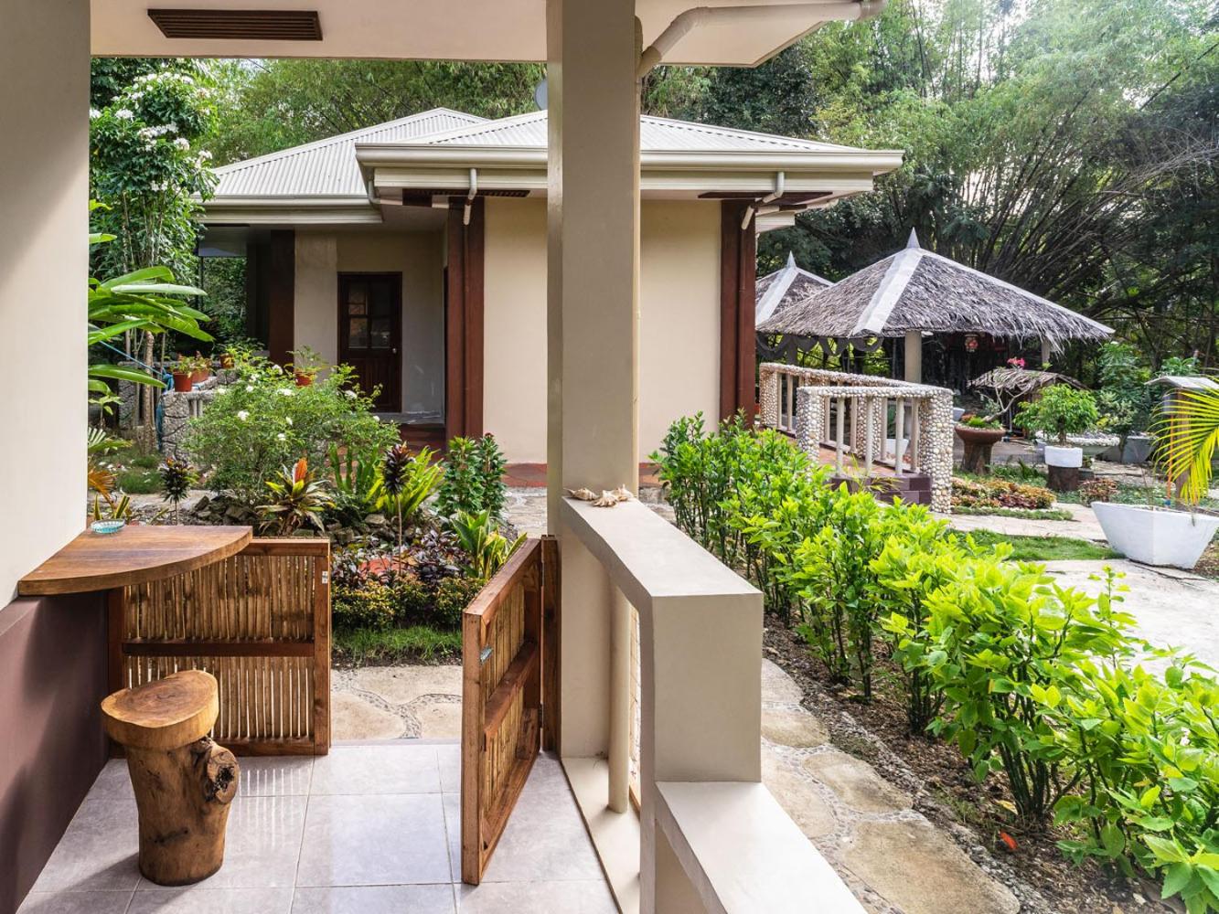 Bungalow with Garden View - Photo 8