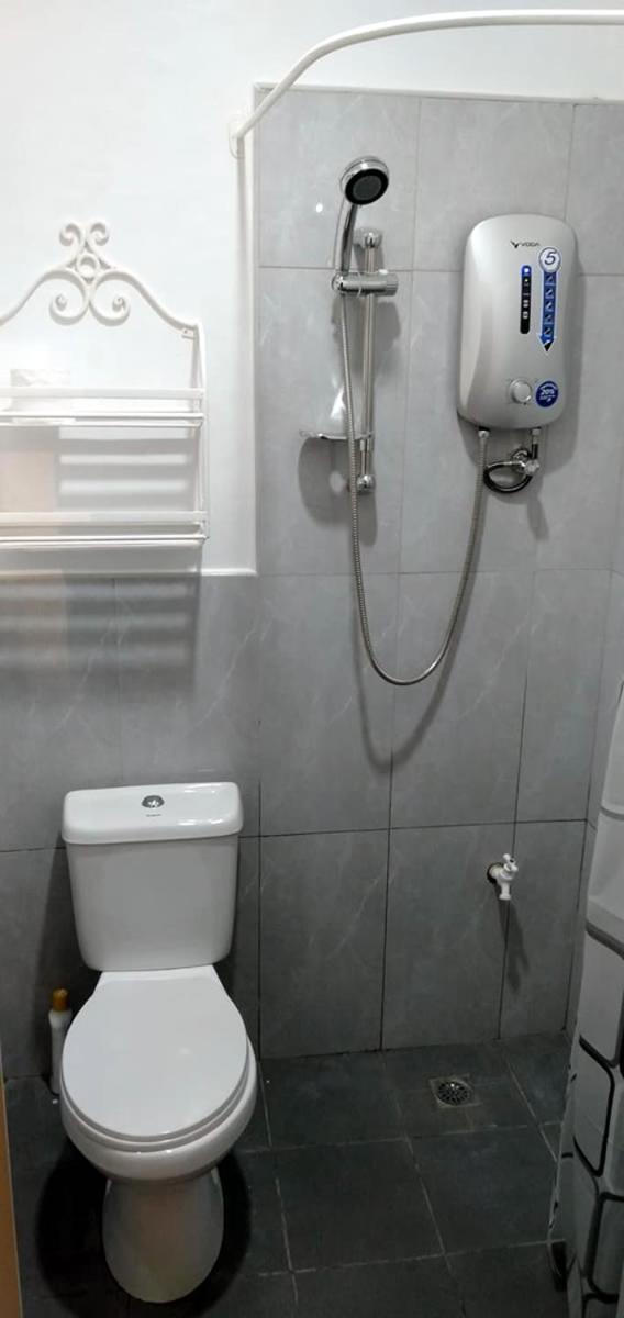 Double Room with Private Bathroom - Photo 9
