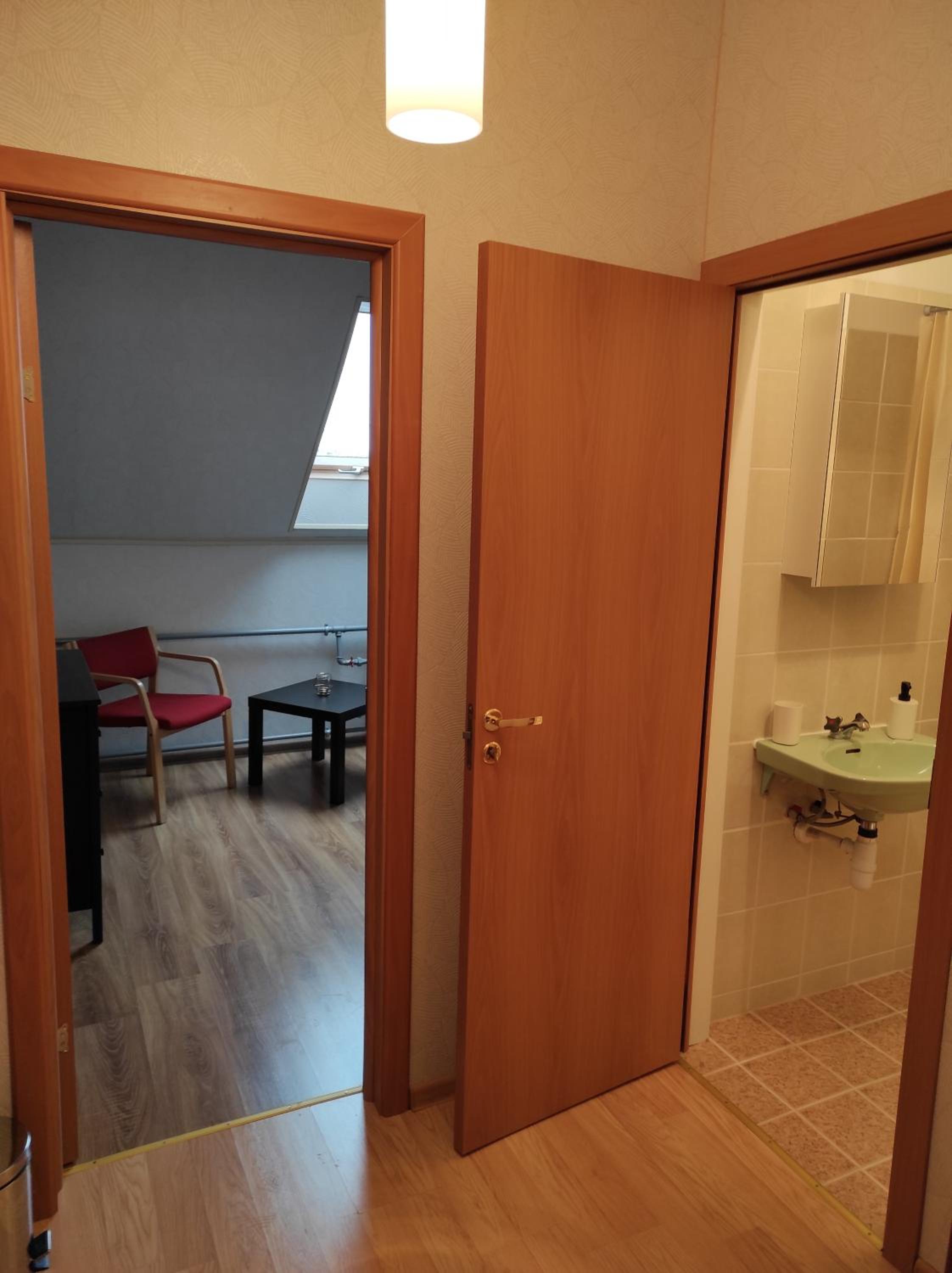 Twin Room with Private Bathroom - Photo 3
