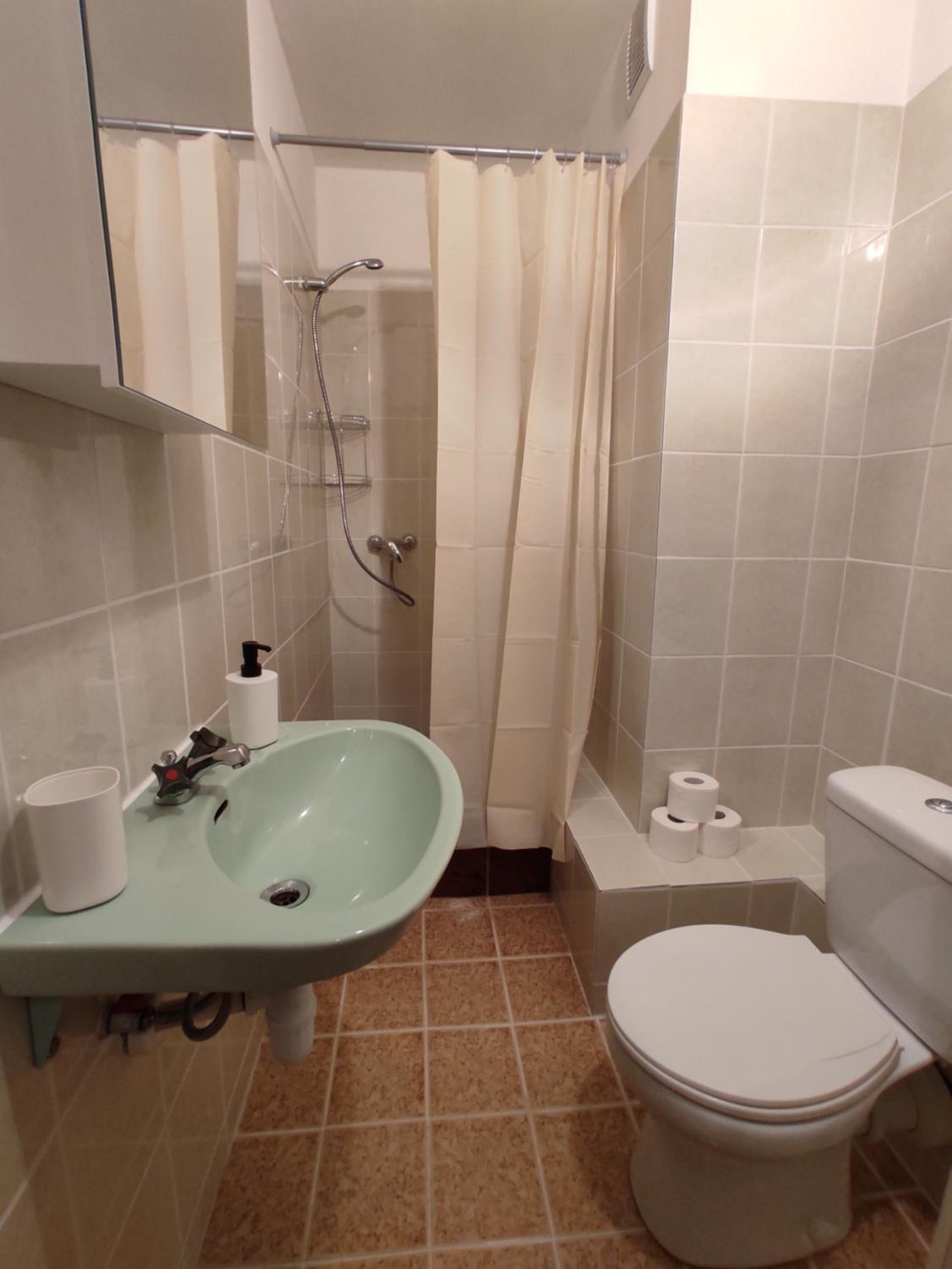 Twin Room with Private Bathroom - Photo 5