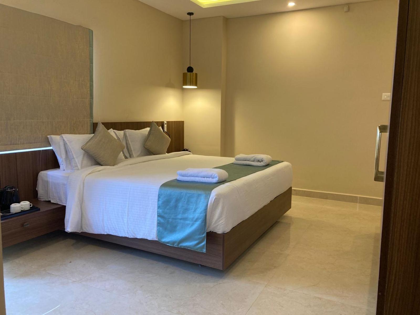 Deluxe Double Room - Photo 8
